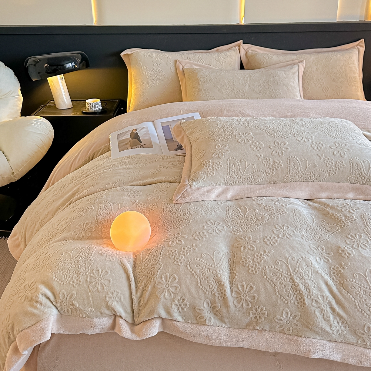 91家纺网 家纺一手货源 找家纺 亿梵家居  2025秋冬新款-拼角款A类全消光牛奶绒立体5D雕花绒四件套 蝶恋-奶油白