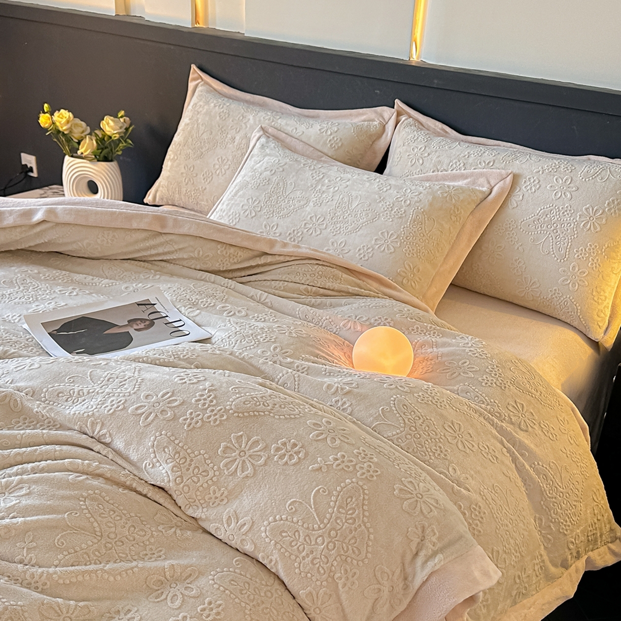 91家纺网 家纺一手货源 找家纺 亿梵家居  2025秋冬新款-拼角款A类全消光牛奶绒立体5D雕花绒四件套 蝶恋-奶油白