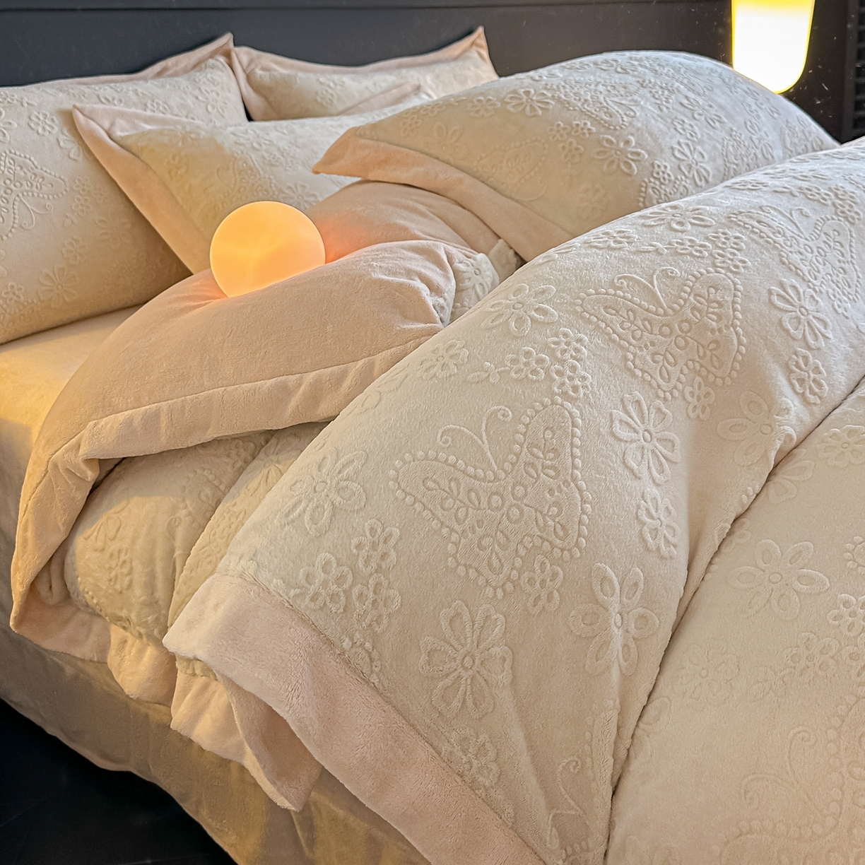 亿梵家居  2025秋冬新款-拼角款A类全消光牛奶绒立体5D雕花绒四件套 蝶恋-奶油白