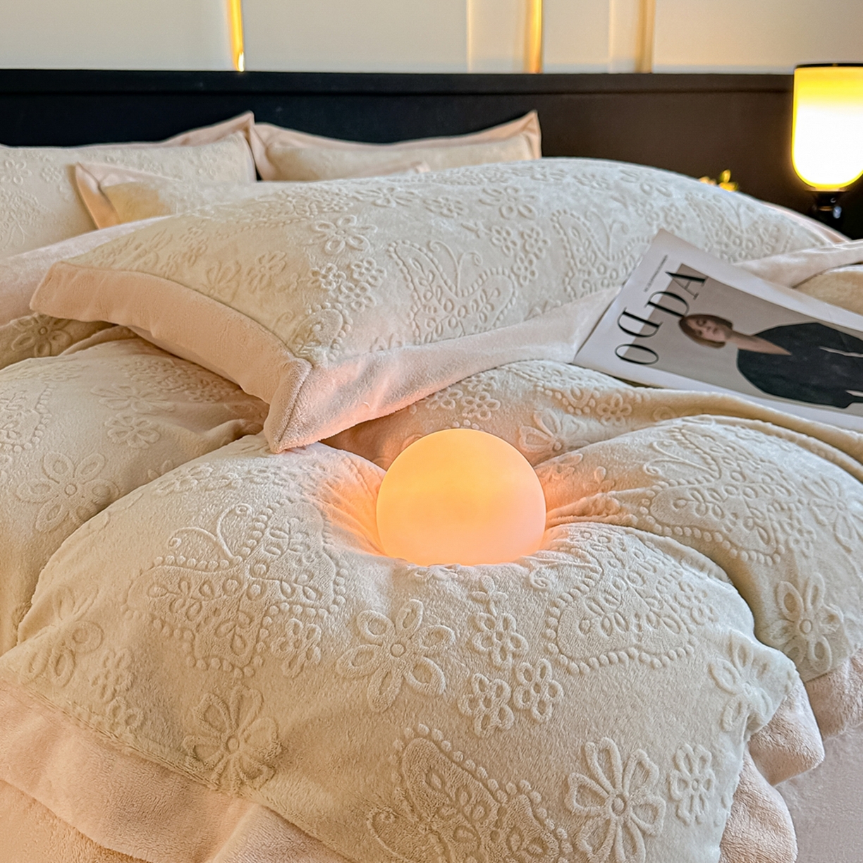 91家纺网 家纺一手货源 找家纺 亿梵家居  2025秋冬新款-拼角款A类全消光牛奶绒立体5D雕花绒四件套 蝶恋-奶油白