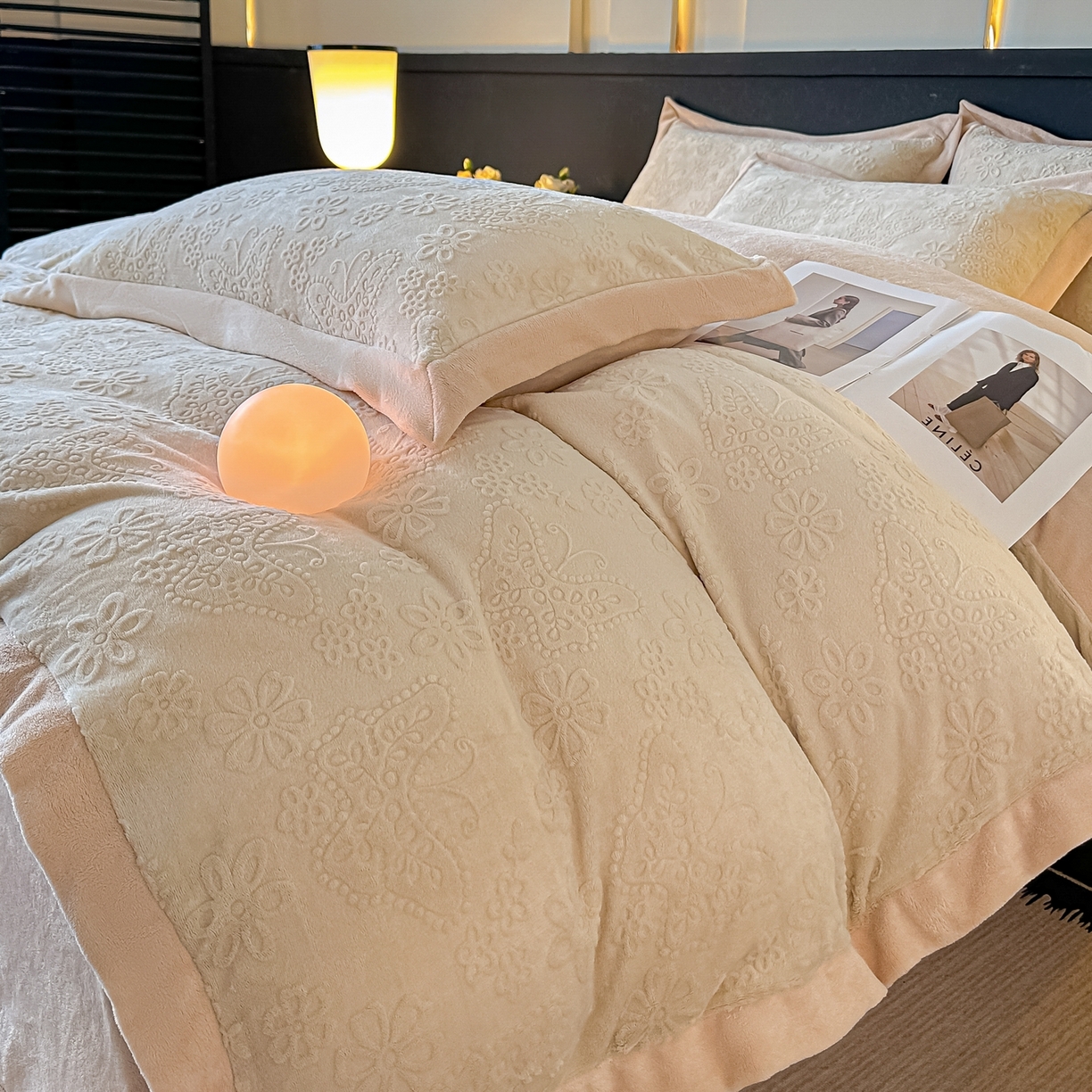 91家纺网 家纺一手货源 找家纺 亿梵家居  2025秋冬新款-拼角款A类全消光牛奶绒立体5D雕花绒四件套 蝶恋-奶油白