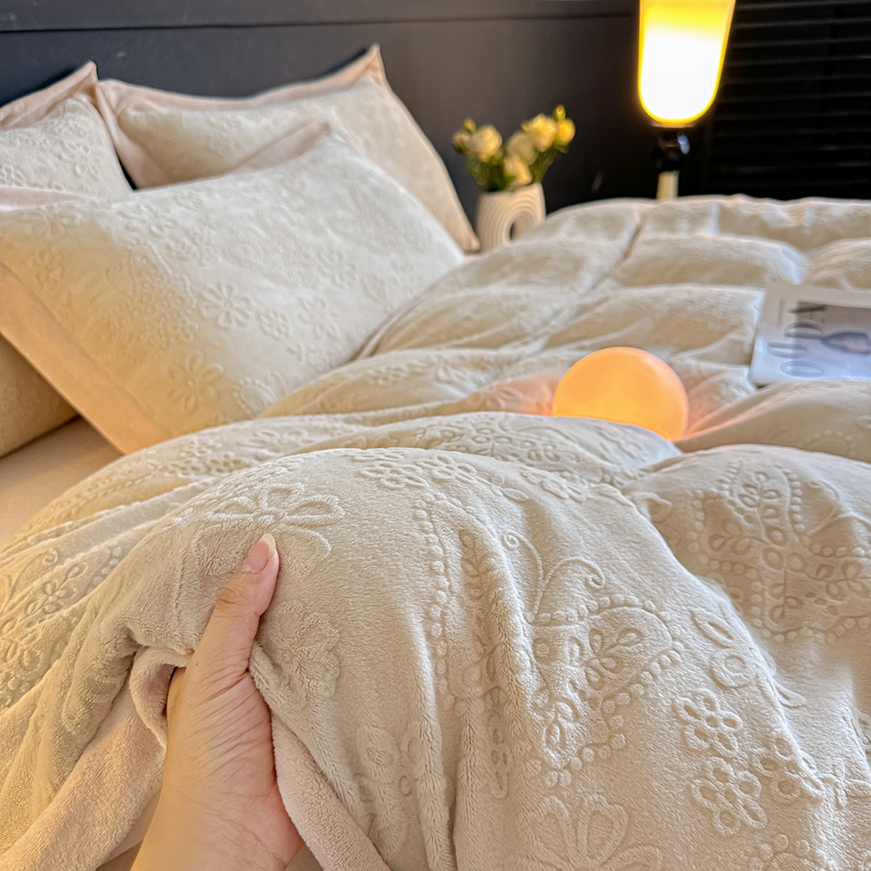 91家纺网 家纺一手货源 找家纺 亿梵家居  2025秋冬新款-拼角款A类全消光牛奶绒立体5D雕花绒四件套 蝶恋-奶油白