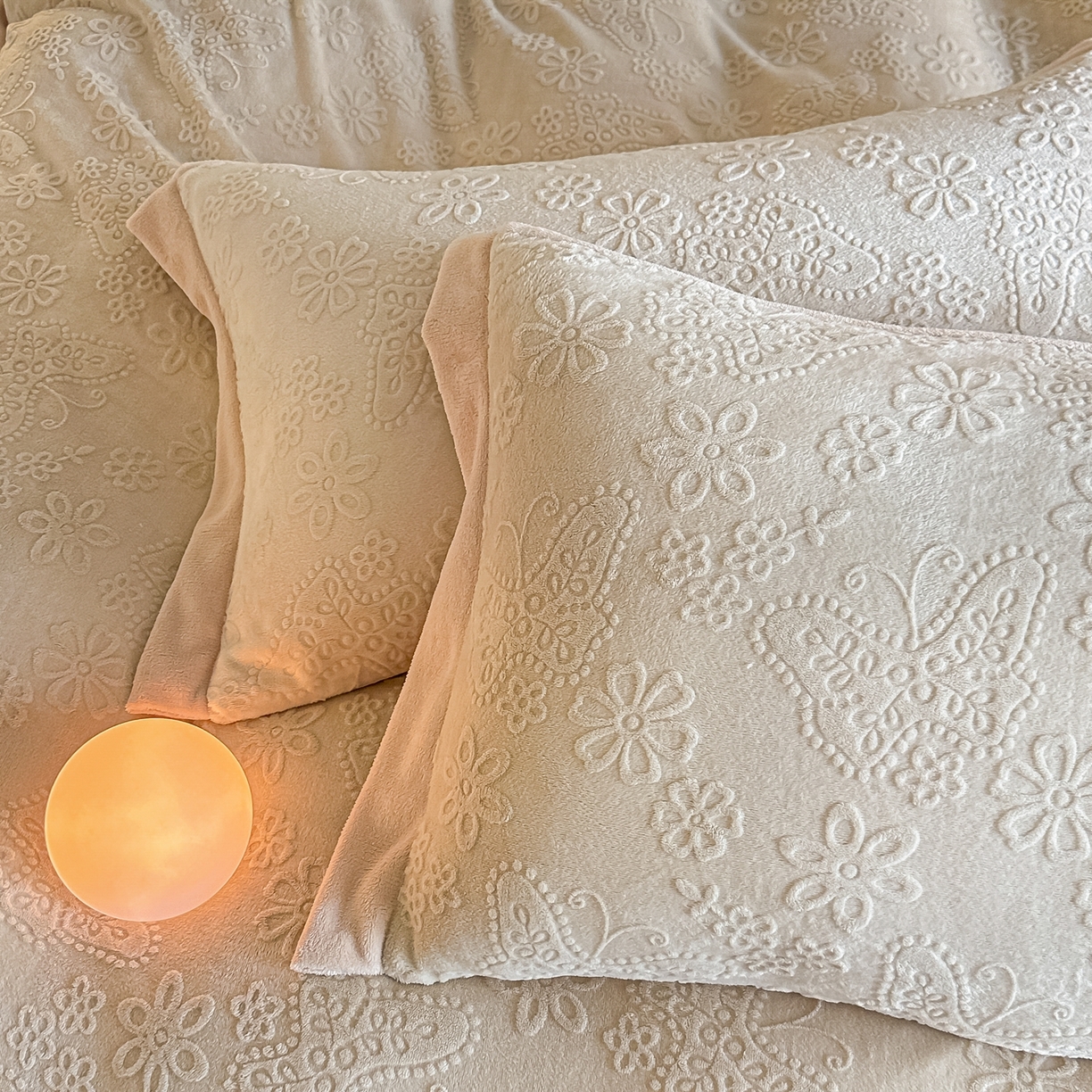 91家纺网 家纺一手货源 找家纺 亿梵家居  2025秋冬新款-拼角款A类全消光牛奶绒立体5D雕花绒四件套 蝶恋-奶油白