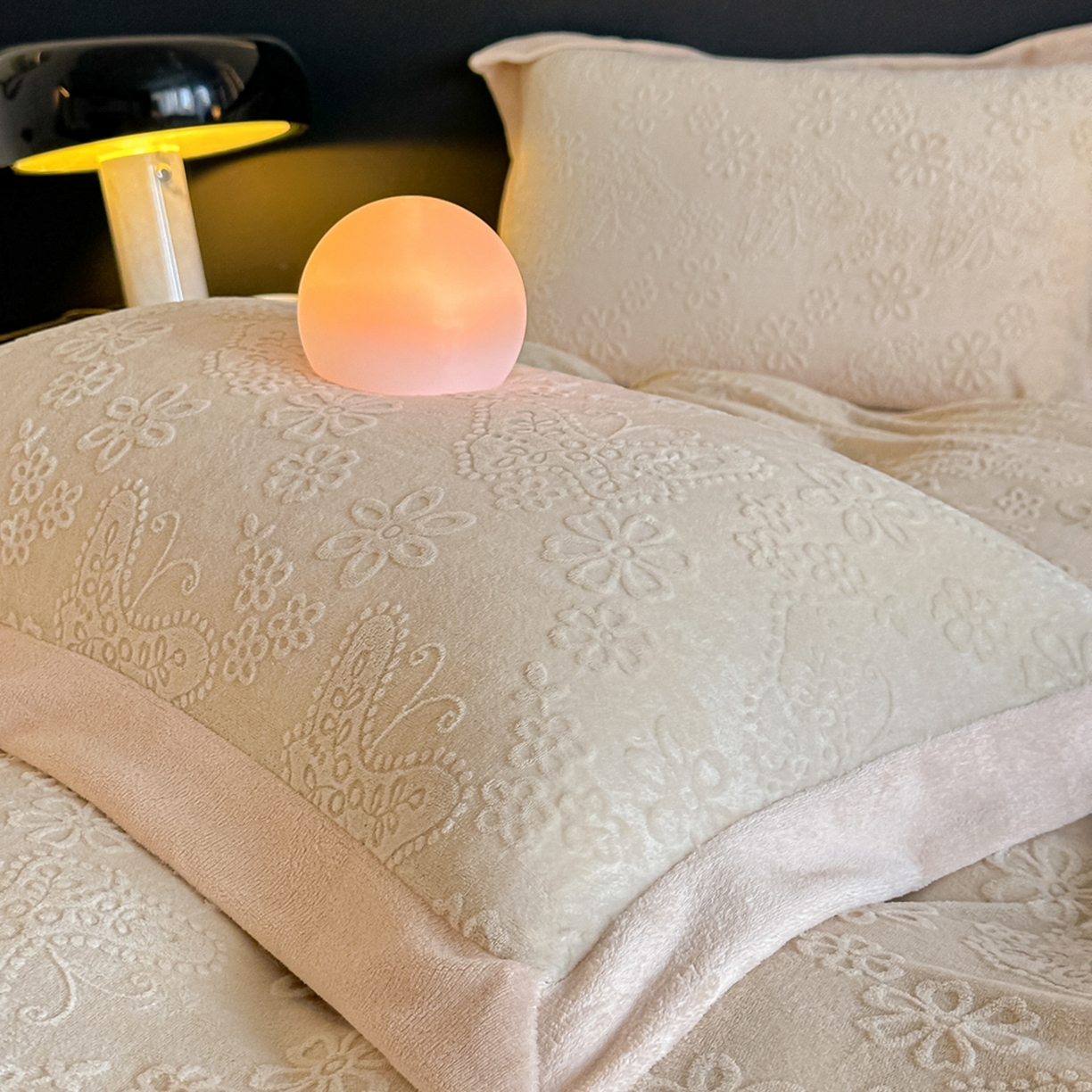 91家纺网 家纺一手货源 找家纺 亿梵家居  2025秋冬新款-拼角款A类全消光牛奶绒立体5D雕花绒四件套 蝶恋-奶油白