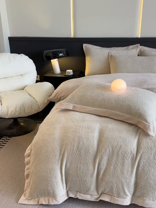 91家纺网 家纺一手货源 找家纺 亿梵家居  2025秋冬新款-拼角款A类全消光牛奶绒立体5D雕花绒四件套 蝶恋-奶油白