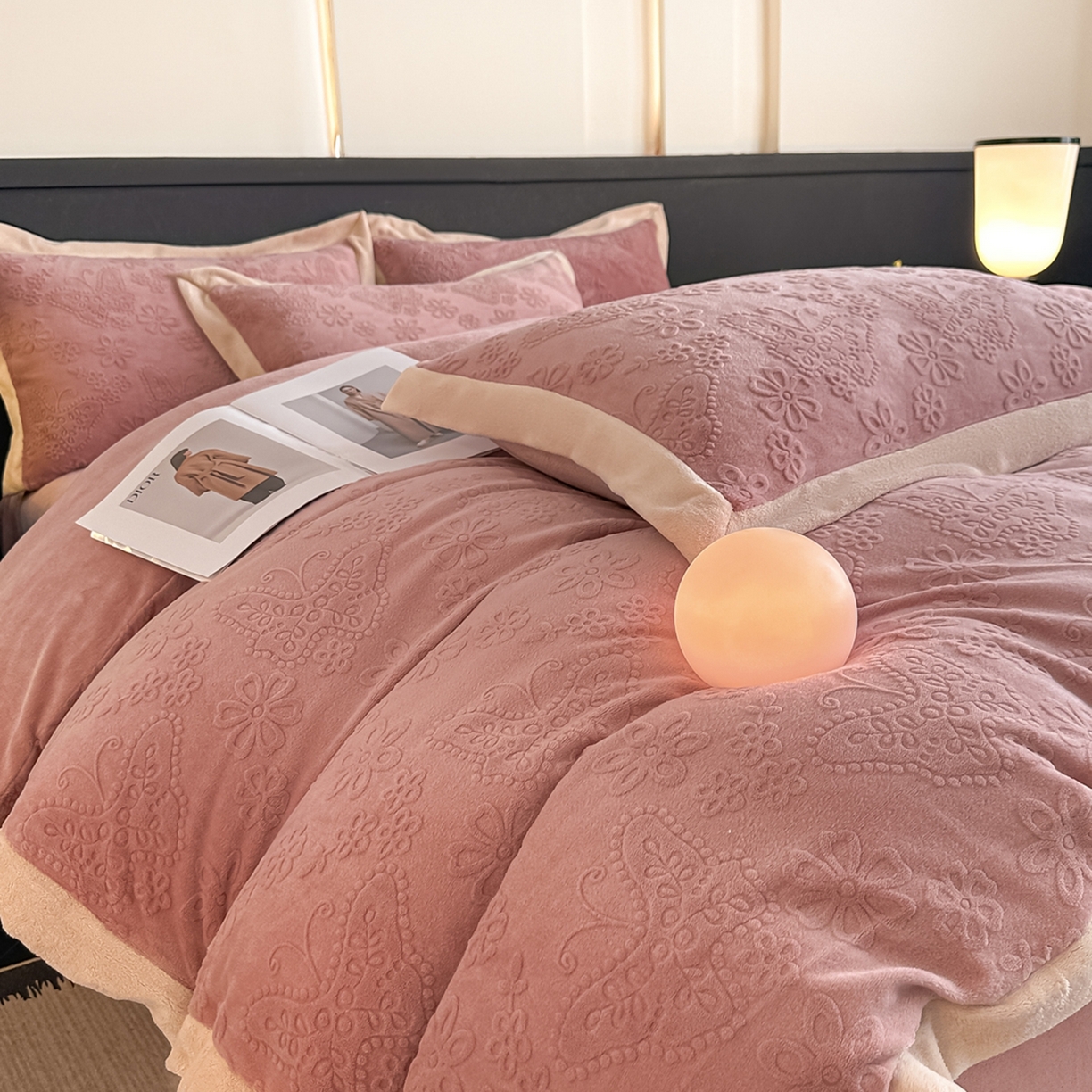 91家纺网 家纺一手货源 找家纺 亿梵家居  2025秋冬新款-拼角款A类全消光牛奶绒立体5D雕花绒四件套 蝶恋-浅粉玉