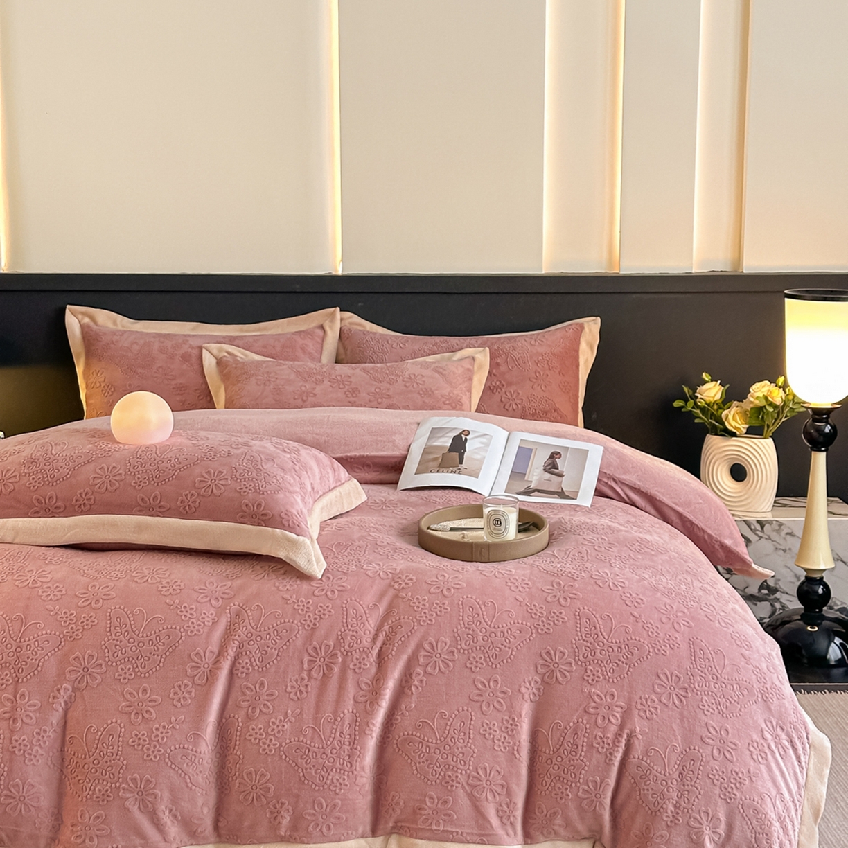 91家纺网 家纺一手货源 找家纺 亿梵家居  2025秋冬新款-拼角款A类全消光牛奶绒立体5D雕花绒四件套 蝶恋-浅粉玉