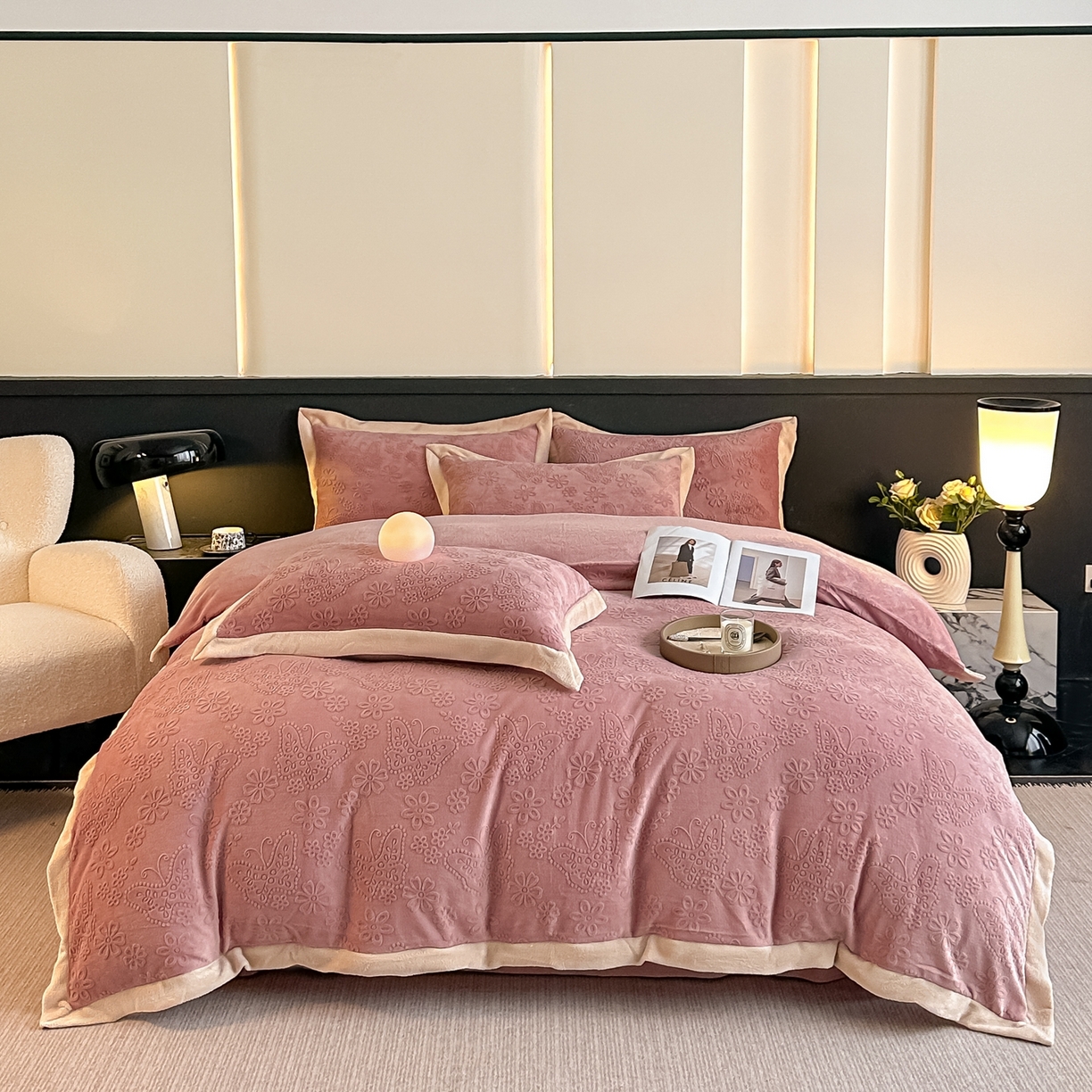 91家纺网 家纺一手货源 找家纺 亿梵家居  2025秋冬新款-拼角款A类全消光牛奶绒立体5D雕花绒四件套 蝶恋-浅粉玉