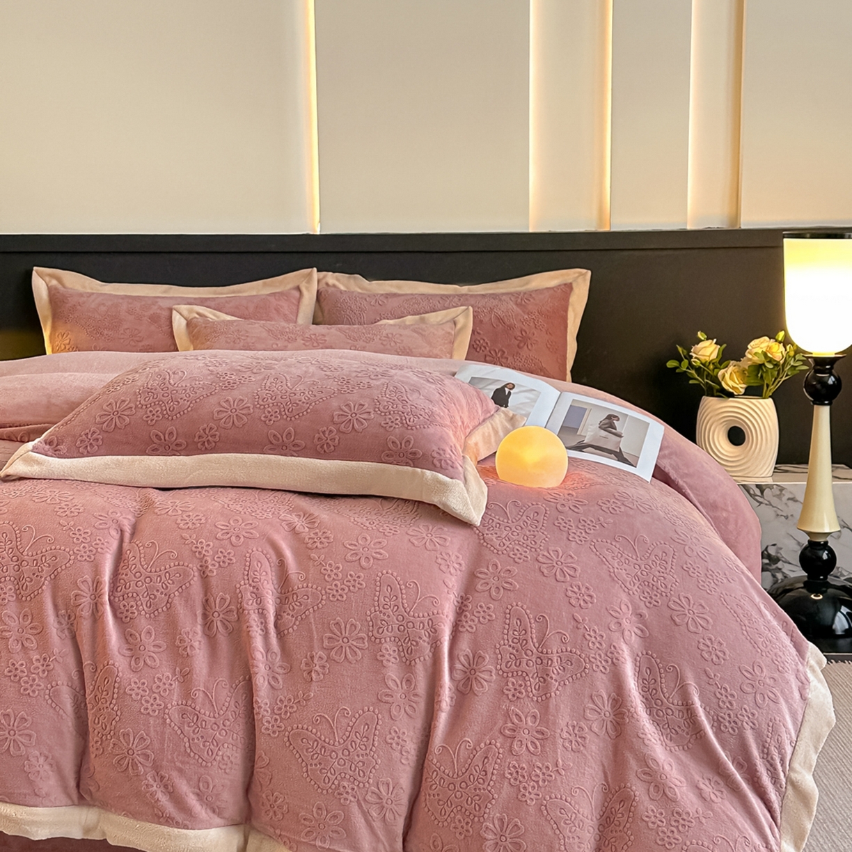 91家纺网 家纺一手货源 找家纺 亿梵家居  2025秋冬新款-拼角款A类全消光牛奶绒立体5D雕花绒四件套 蝶恋-浅粉玉