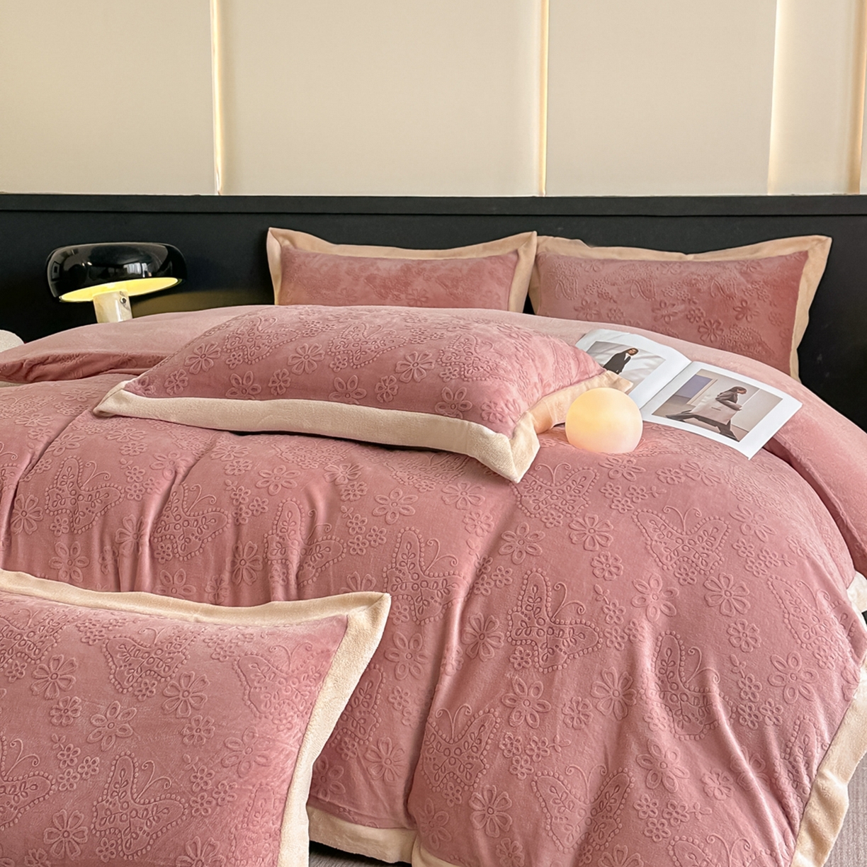 91家纺网 家纺一手货源 找家纺 亿梵家居  2025秋冬新款-拼角款A类全消光牛奶绒立体5D雕花绒四件套 蝶恋-浅粉玉