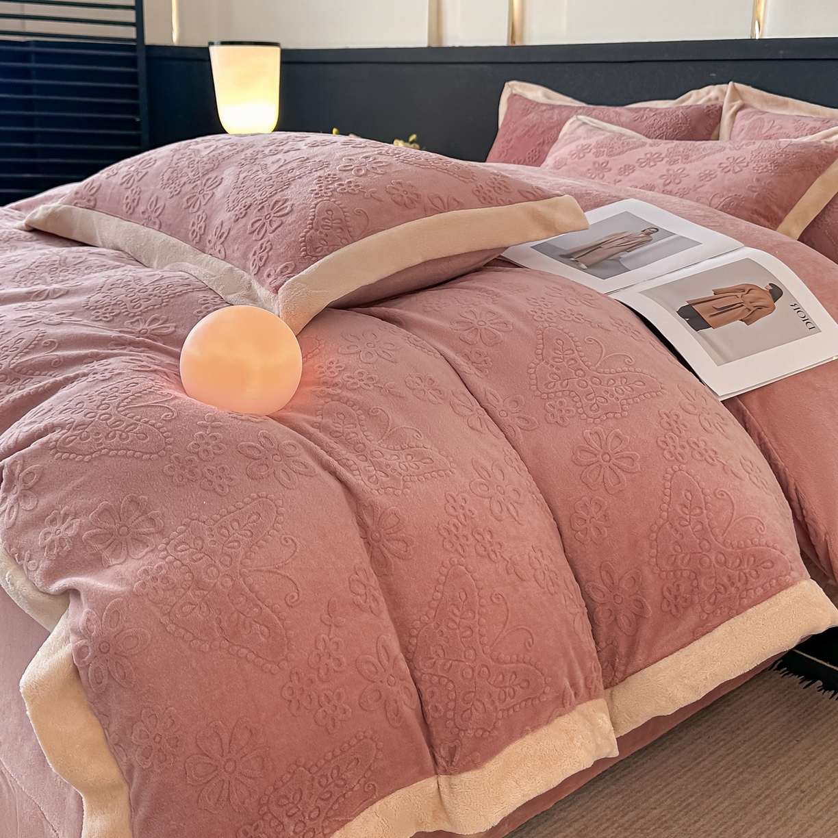 91家纺网 家纺一手货源 找家纺 亿梵家居  2025秋冬新款-拼角款A类全消光牛奶绒立体5D雕花绒四件套 蝶恋-浅粉玉