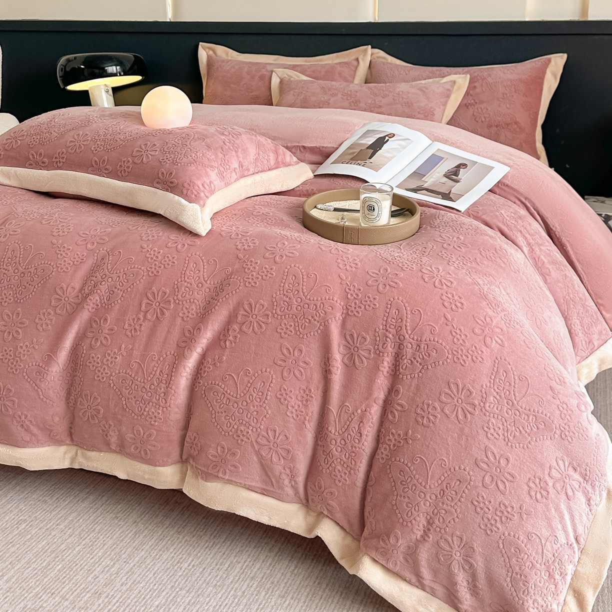 91家纺网 家纺一手货源 找家纺 亿梵家居  2025秋冬新款-拼角款A类全消光牛奶绒立体5D雕花绒四件套 蝶恋-浅粉玉