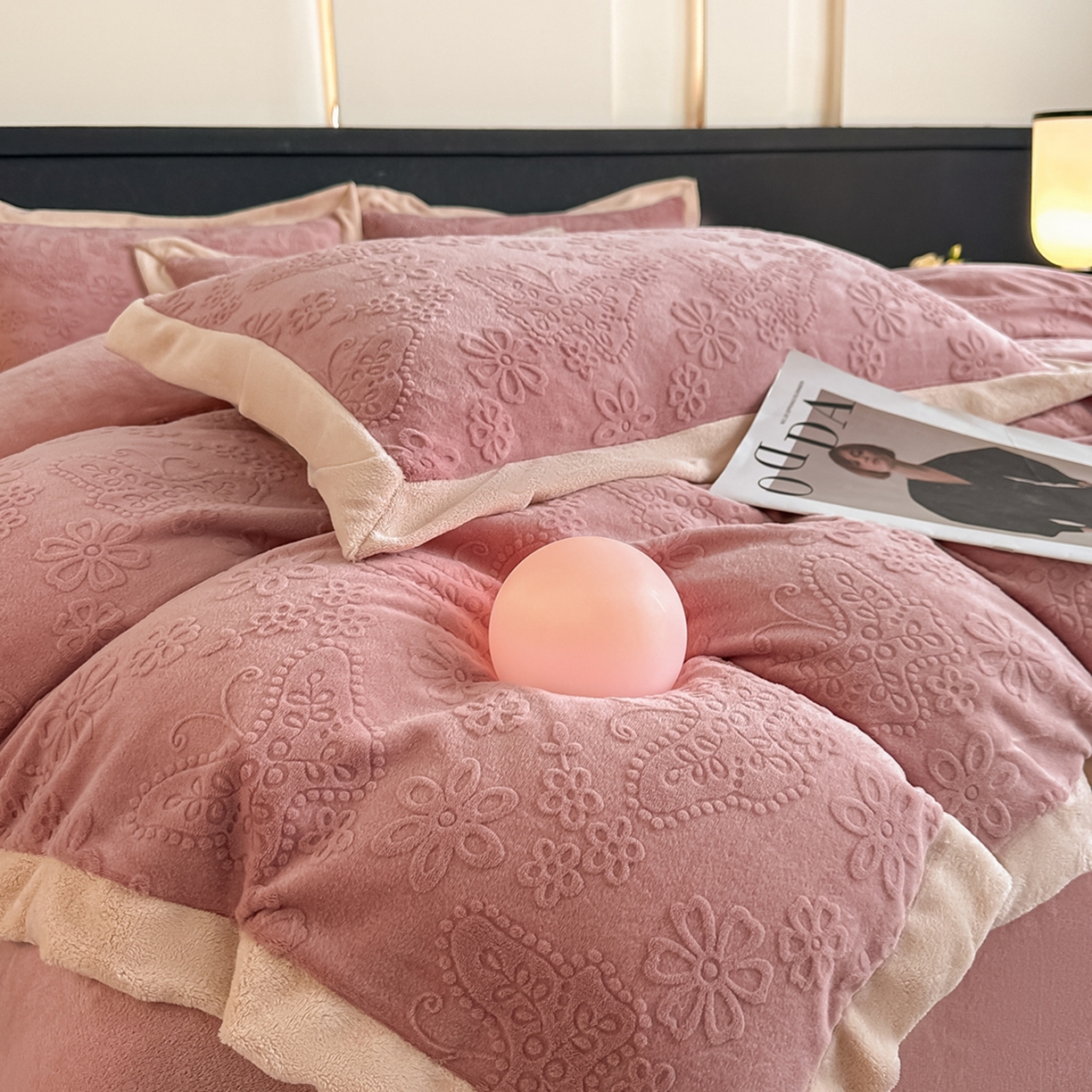 91家纺网 家纺一手货源 找家纺 亿梵家居  2025秋冬新款-拼角款A类全消光牛奶绒立体5D雕花绒四件套 蝶恋-浅粉玉