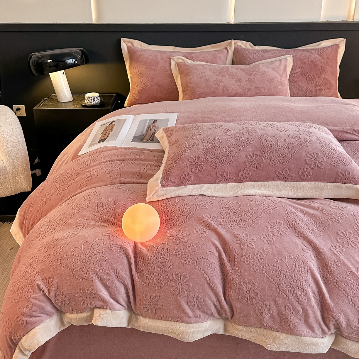 91家纺网 家纺一手货源 找家纺 亿梵家居  2025秋冬新款-拼角款A类全消光牛奶绒立体5D雕花绒四件套 蝶恋-浅粉玉