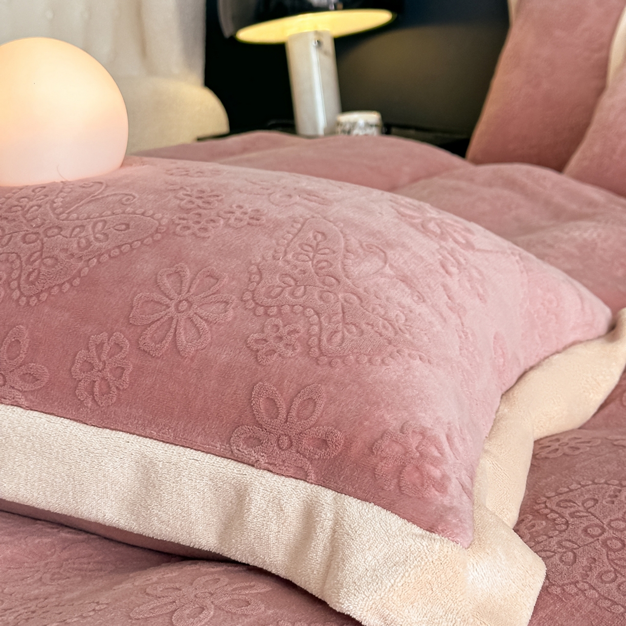 91家纺网 家纺一手货源 找家纺 亿梵家居  2025秋冬新款-拼角款A类全消光牛奶绒立体5D雕花绒四件套 蝶恋-浅粉玉