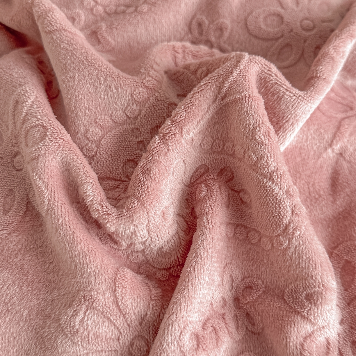 91家纺网 家纺一手货源 找家纺 亿梵家居  2025秋冬新款-拼角款A类全消光牛奶绒立体5D雕花绒四件套 蝶恋-浅粉玉