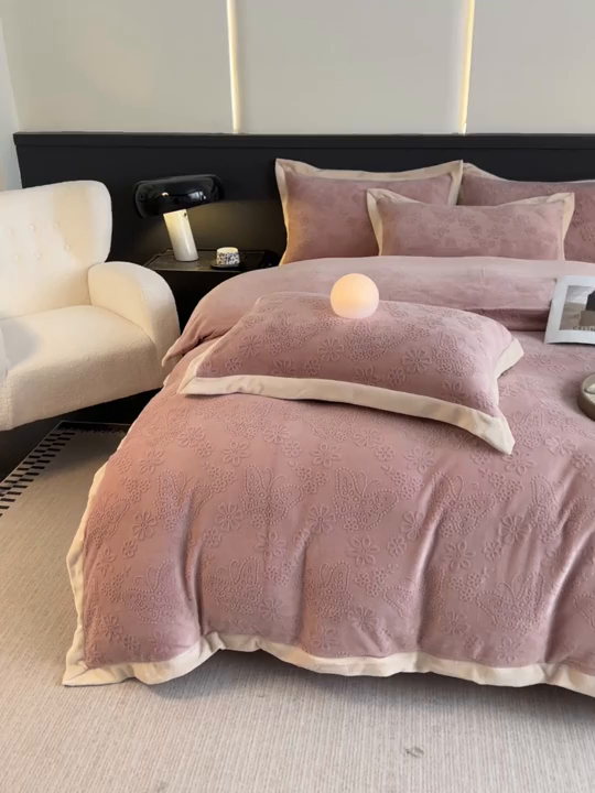 91家纺网 家纺一手货源 找家纺 亿梵家居  2025秋冬新款-拼角款A类全消光牛奶绒立体5D雕花绒四件套 蝶恋-浅粉玉