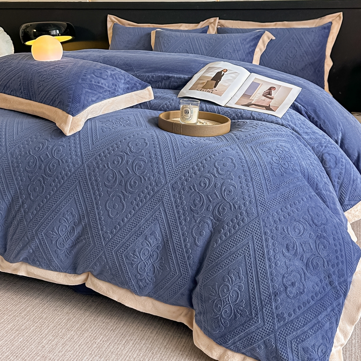 91家纺网 家纺一手货源 找家纺 亿梵家居  2025秋冬新款-拼角款A类全消光牛奶绒立体5D雕花绒四件套 欧菲亚-繁星蓝