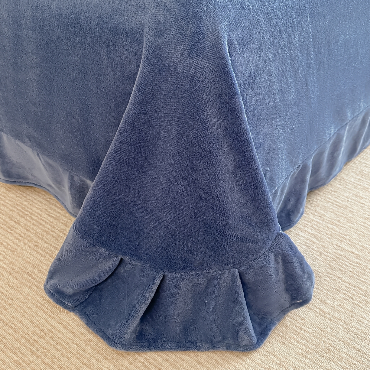 91家纺网 家纺一手货源 找家纺 亿梵家居  2025秋冬新款-拼角款A类全消光牛奶绒立体5D雕花绒四件套 欧菲亚-繁星蓝