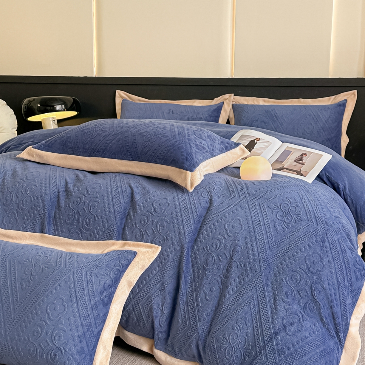 91家纺网 家纺一手货源 找家纺 亿梵家居  2025秋冬新款-拼角款A类全消光牛奶绒立体5D雕花绒四件套 欧菲亚-繁星蓝