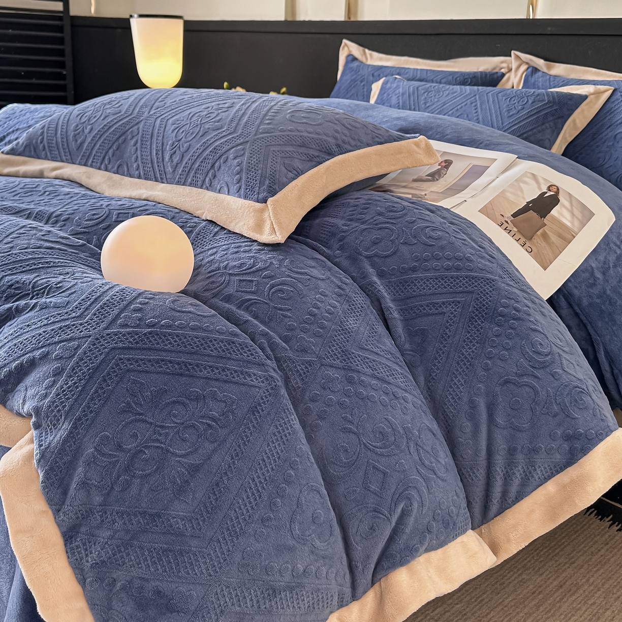 91家纺网 家纺一手货源 找家纺 亿梵家居  2025秋冬新款-拼角款A类全消光牛奶绒立体5D雕花绒四件套 欧菲亚-繁星蓝