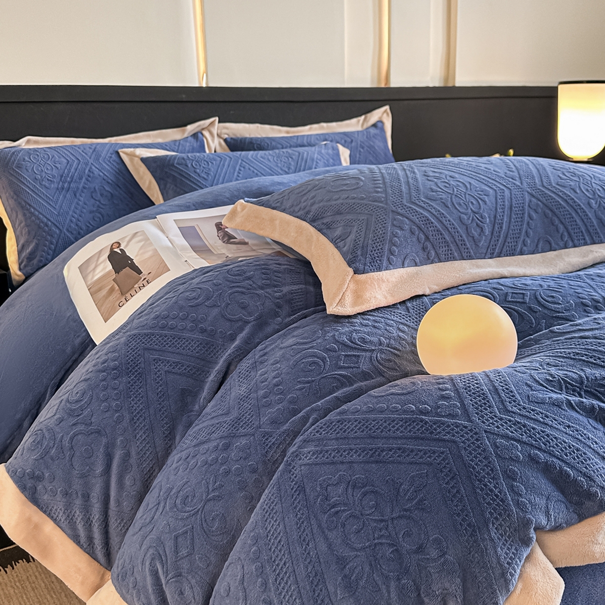 91家纺网 家纺一手货源 找家纺 亿梵家居  2025秋冬新款-拼角款A类全消光牛奶绒立体5D雕花绒四件套 欧菲亚-繁星蓝