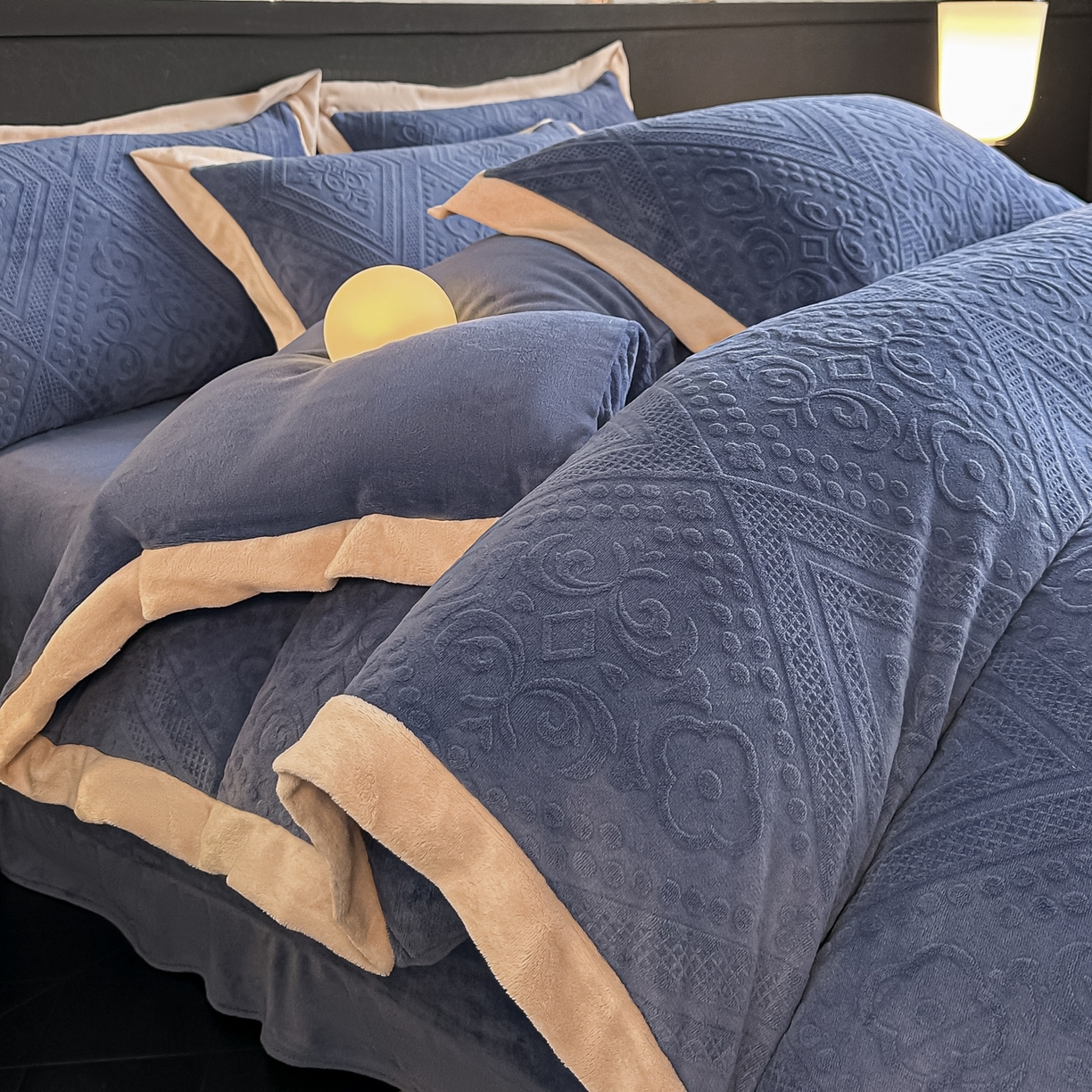 亿梵家居  2025秋冬新款-拼角款A类全消光牛奶绒立体5D雕花绒四件套 欧菲亚-繁星蓝