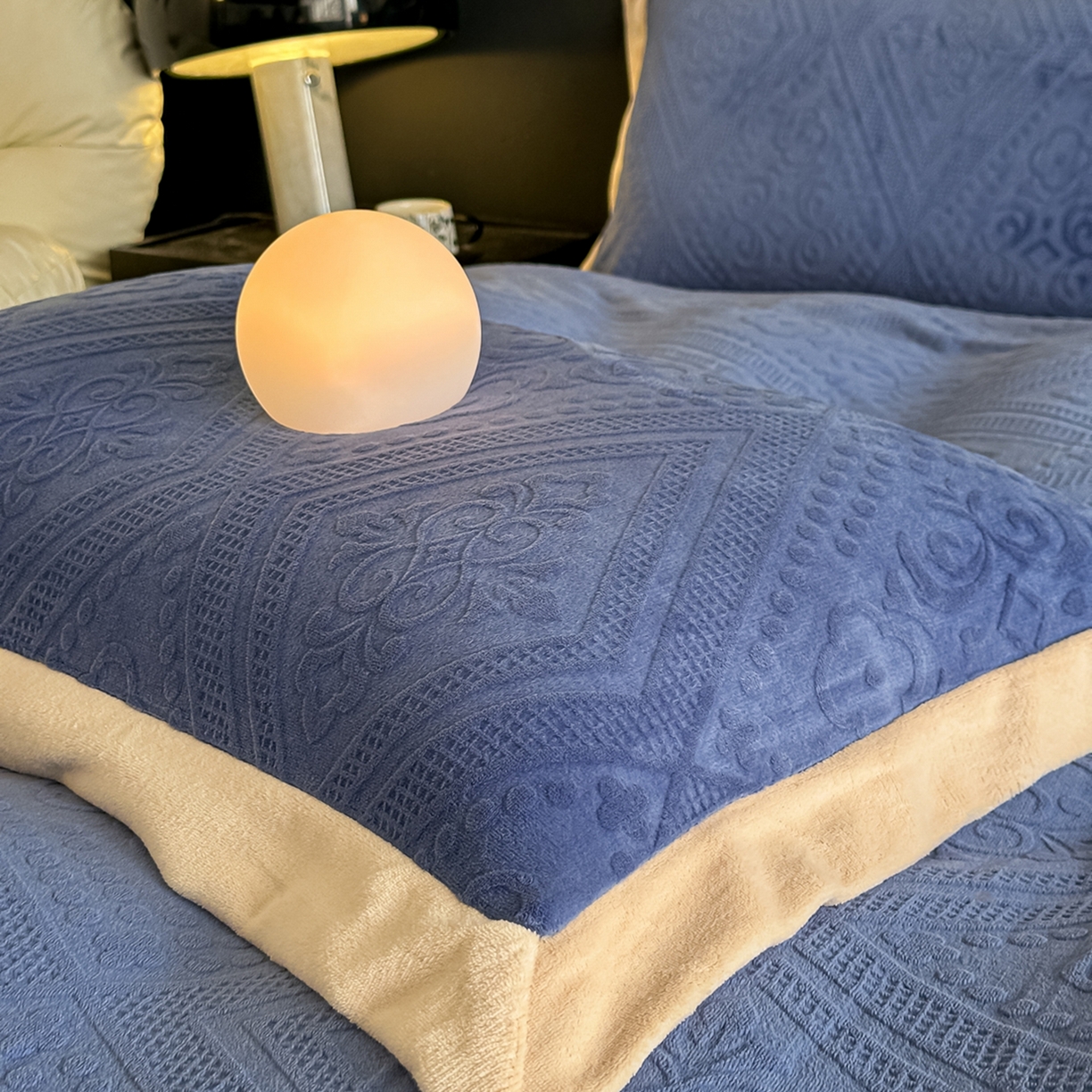 91家纺网 家纺一手货源 找家纺 亿梵家居  2025秋冬新款-拼角款A类全消光牛奶绒立体5D雕花绒四件套 欧菲亚-繁星蓝