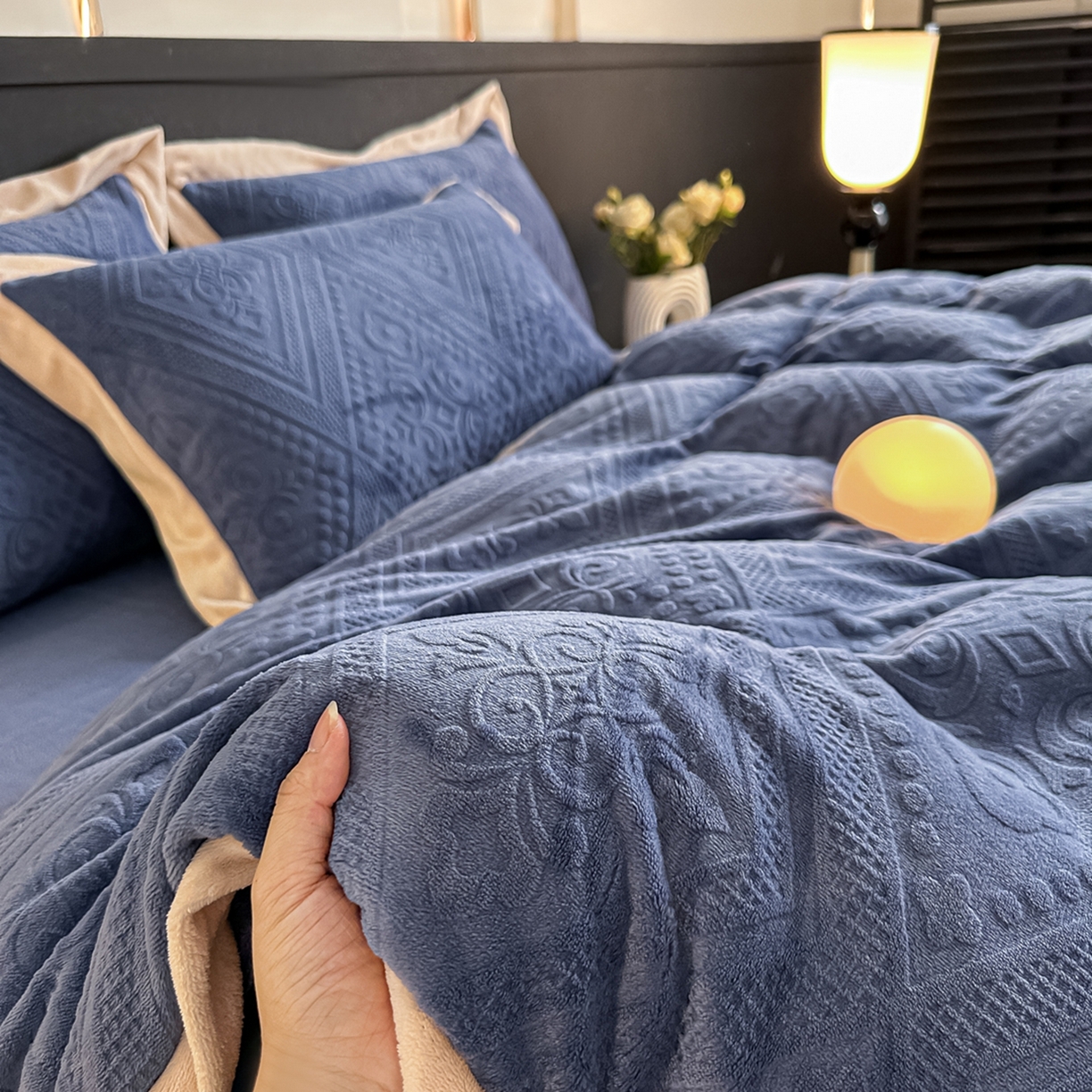 91家纺网 家纺一手货源 找家纺 亿梵家居  2025秋冬新款-拼角款A类全消光牛奶绒立体5D雕花绒四件套 欧菲亚-繁星蓝