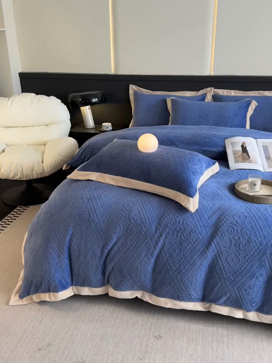 91家纺网 家纺一手货源 找家纺 亿梵家居  2025秋冬新款-拼角款A类全消光牛奶绒立体5D雕花绒四件套 欧菲亚-繁星蓝