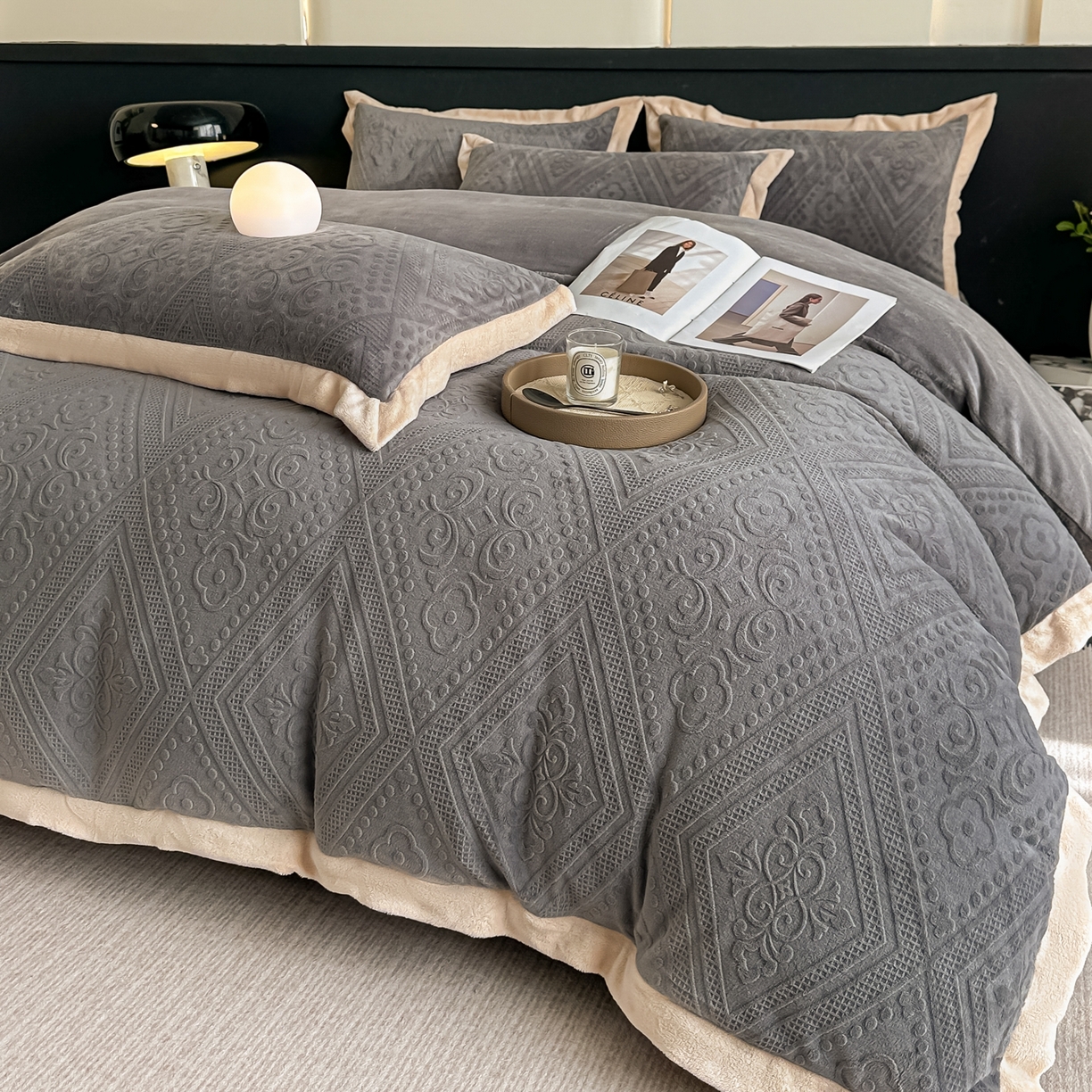 91家纺网 家纺一手货源 找家纺 亿梵家居  2025秋冬新款-拼角款A类全消光牛奶绒立体5D雕花绒四件套 欧菲亚-轻奢灰