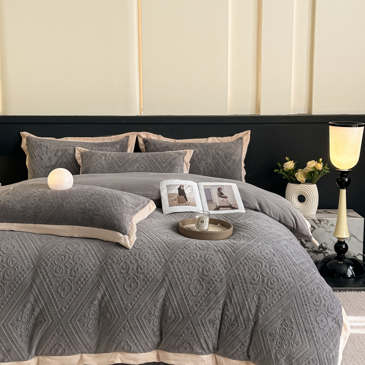 91家纺网 家纺一手货源 找家纺 亿梵家居  2025秋冬新款-拼角款A类全消光牛奶绒立体5D雕花绒四件套 欧菲亚-轻奢灰