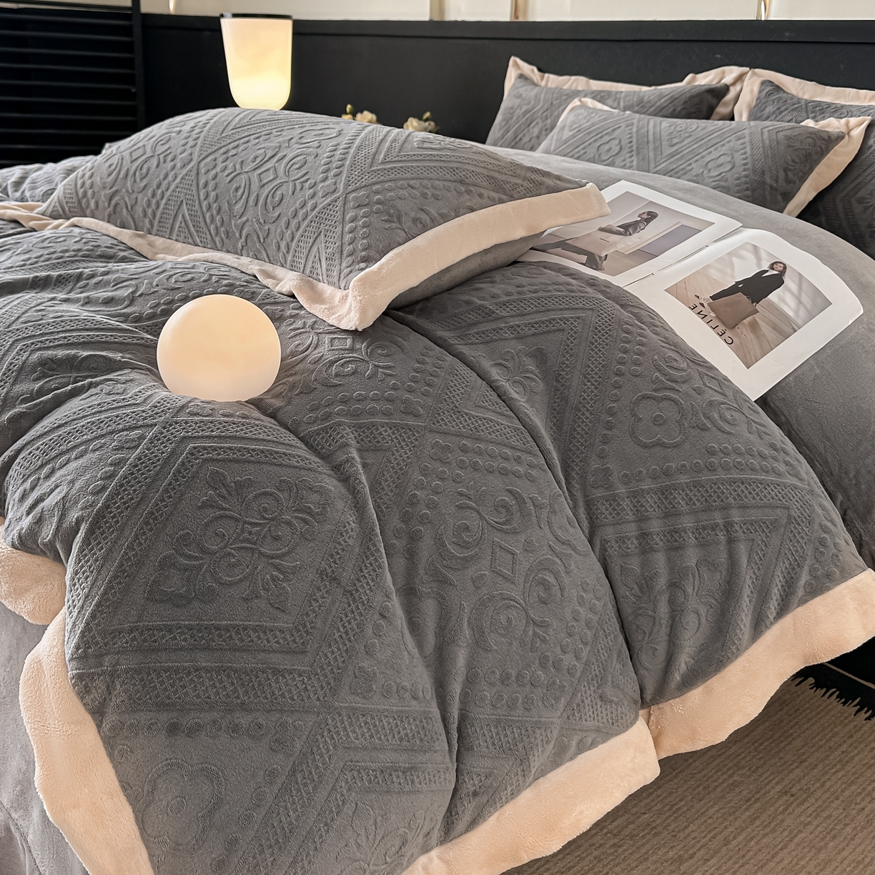 91家纺网 家纺一手货源 找家纺 亿梵家居  2025秋冬新款-拼角款A类全消光牛奶绒立体5D雕花绒四件套 欧菲亚-轻奢灰