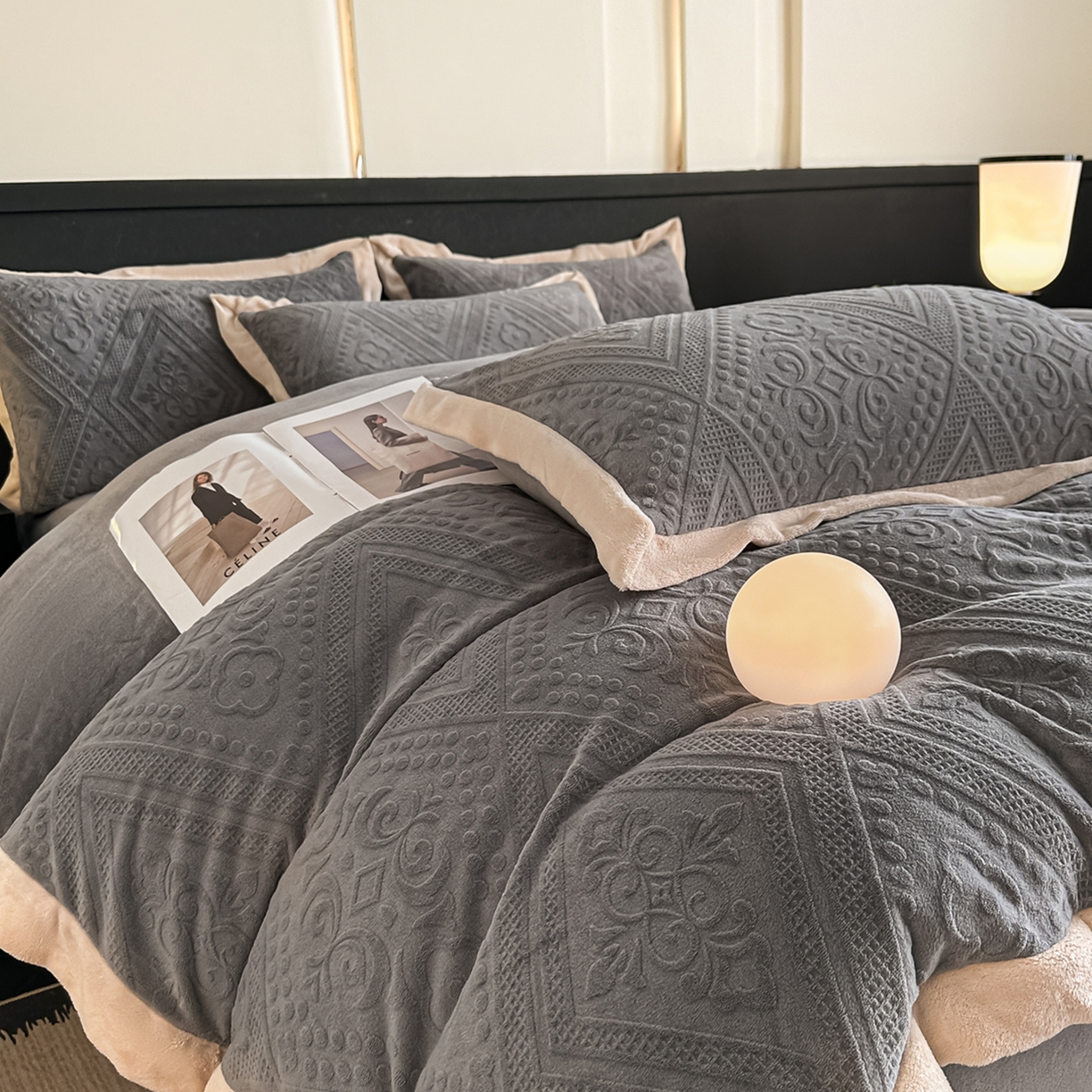 91家纺网 家纺一手货源 找家纺 亿梵家居  2025秋冬新款-拼角款A类全消光牛奶绒立体5D雕花绒四件套 欧菲亚-轻奢灰