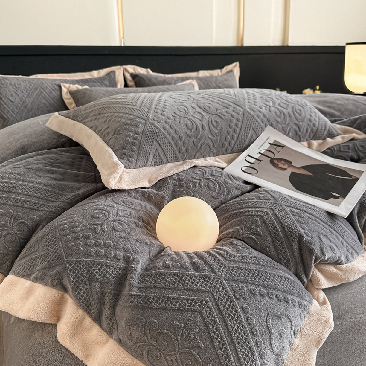 91家纺网 家纺一手货源 找家纺 亿梵家居  2025秋冬新款-拼角款A类全消光牛奶绒立体5D雕花绒四件套 欧菲亚-轻奢灰