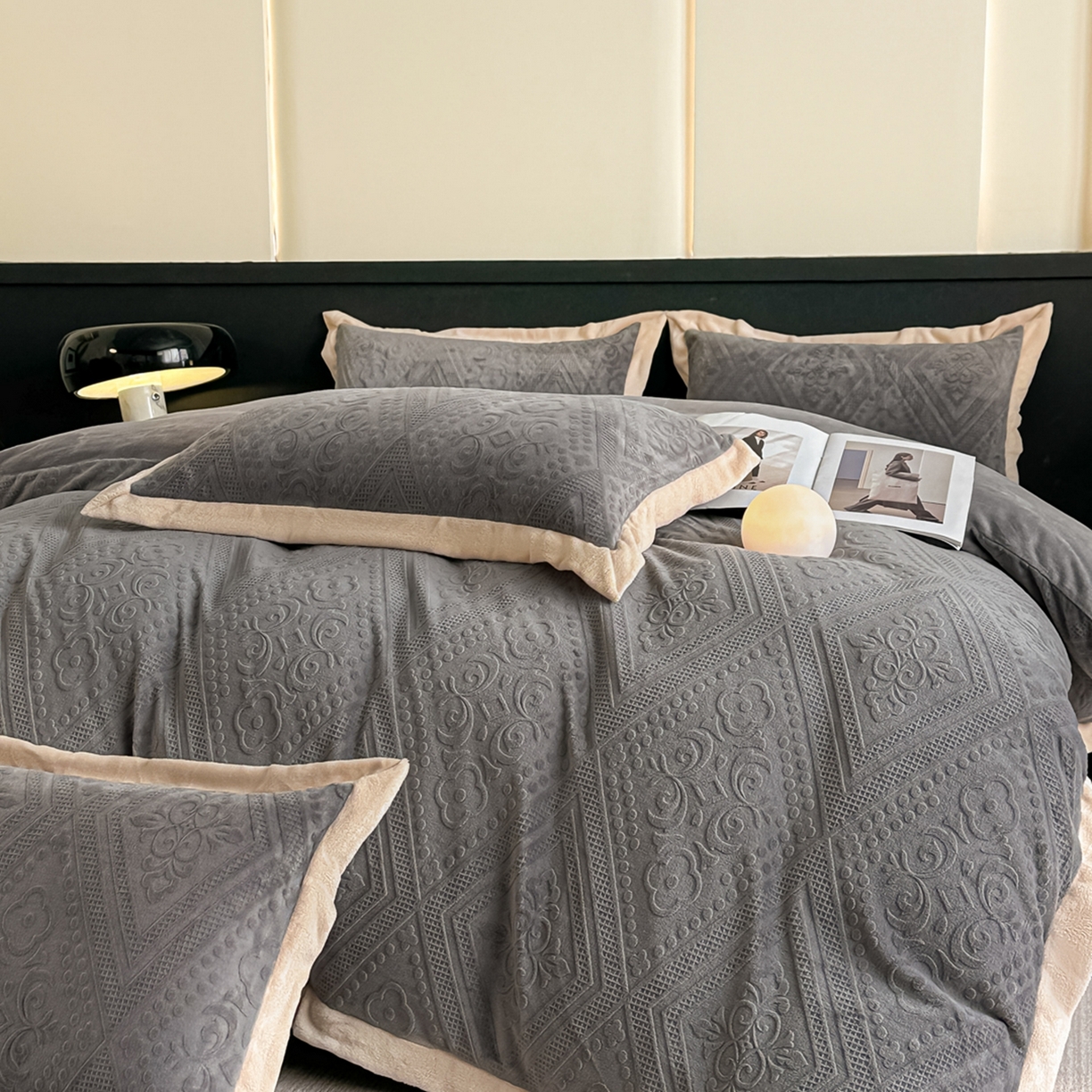 91家纺网 家纺一手货源 找家纺 亿梵家居  2025秋冬新款-拼角款A类全消光牛奶绒立体5D雕花绒四件套 欧菲亚-轻奢灰