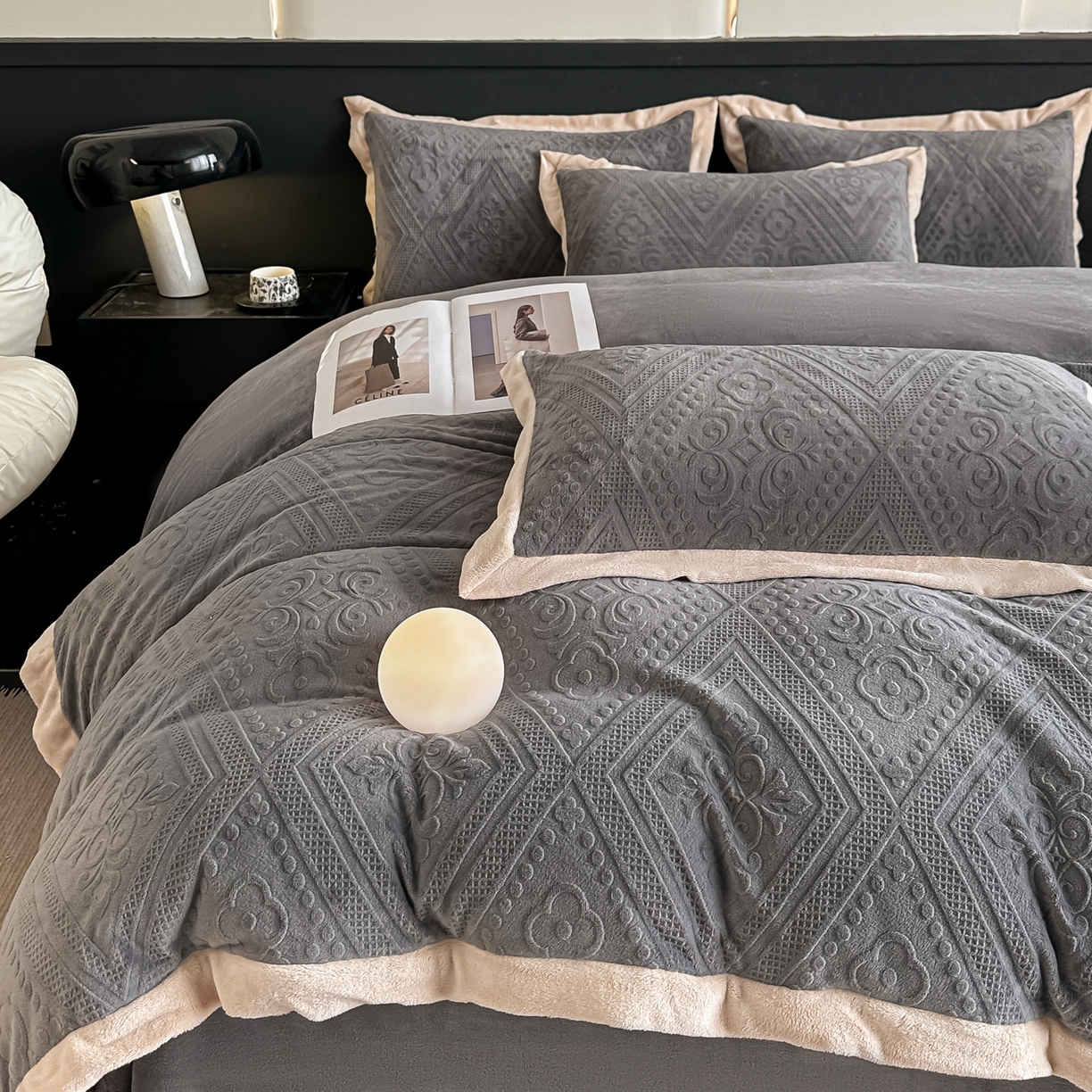 91家纺网 家纺一手货源 找家纺 亿梵家居  2025秋冬新款-拼角款A类全消光牛奶绒立体5D雕花绒四件套 欧菲亚-轻奢灰