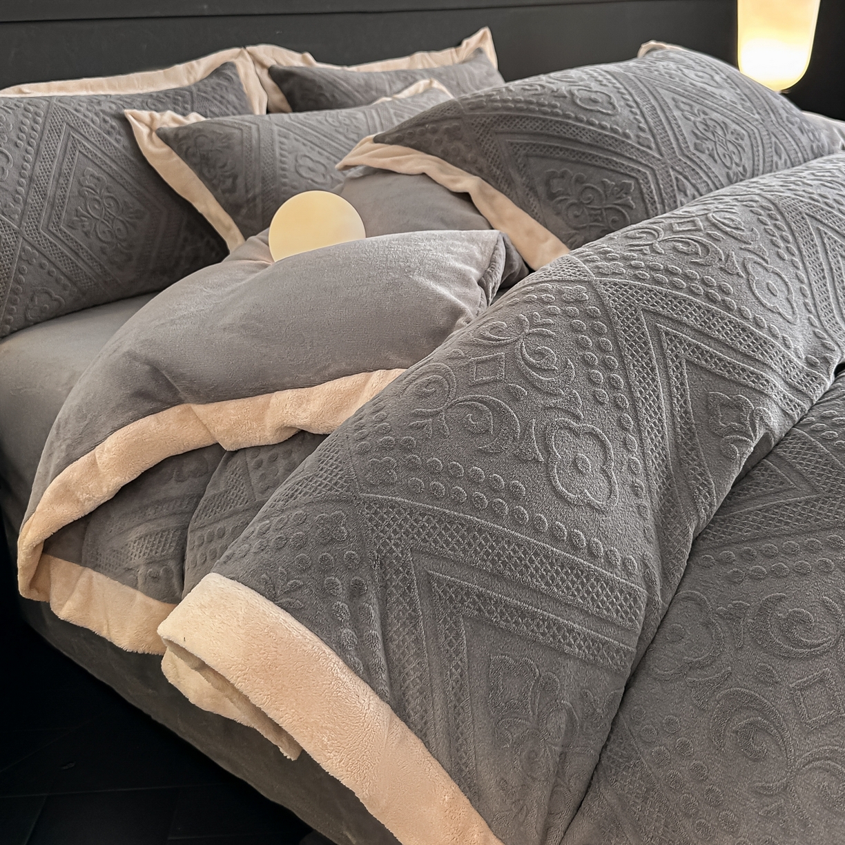 亿梵家居  2025秋冬新款-拼角款A类全消光牛奶绒立体5D雕花绒四件套 欧菲亚-轻奢灰