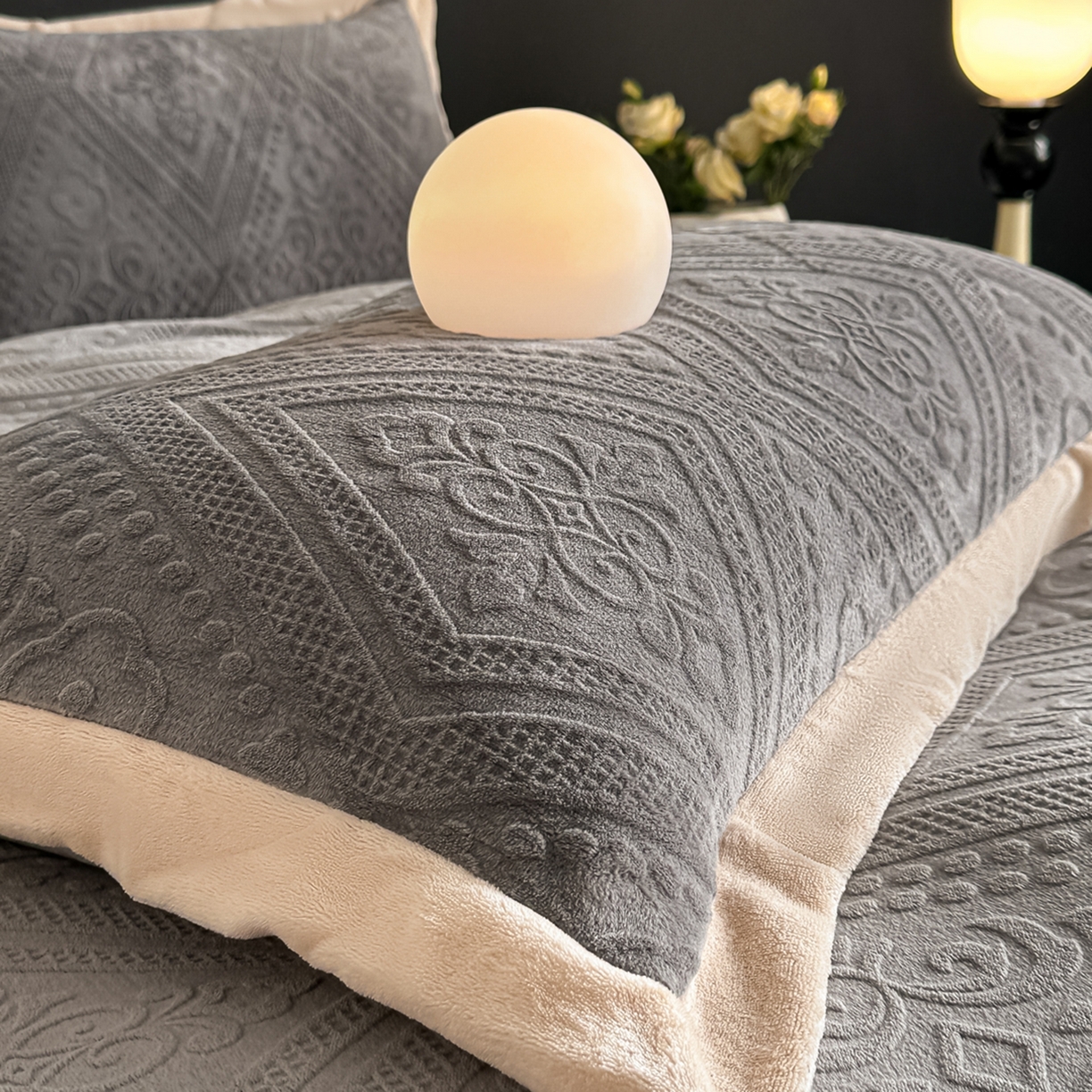 91家纺网 家纺一手货源 找家纺 亿梵家居  2025秋冬新款-拼角款A类全消光牛奶绒立体5D雕花绒四件套 欧菲亚-轻奢灰