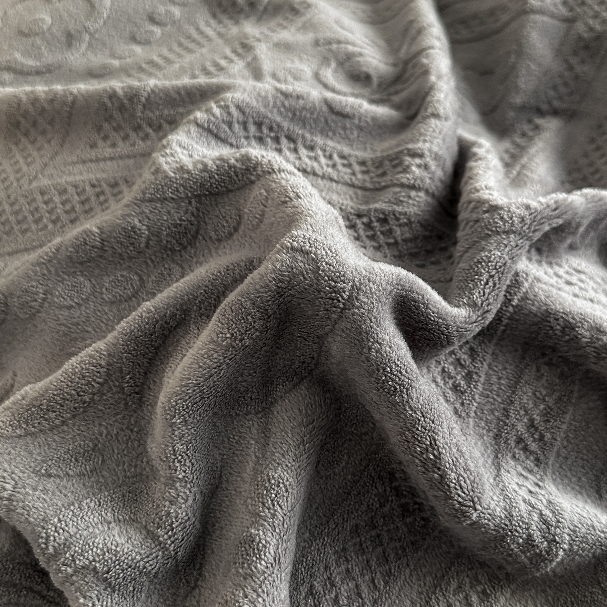 91家纺网 家纺一手货源 找家纺 亿梵家居  2025秋冬新款-拼角款A类全消光牛奶绒立体5D雕花绒四件套 欧菲亚-轻奢灰