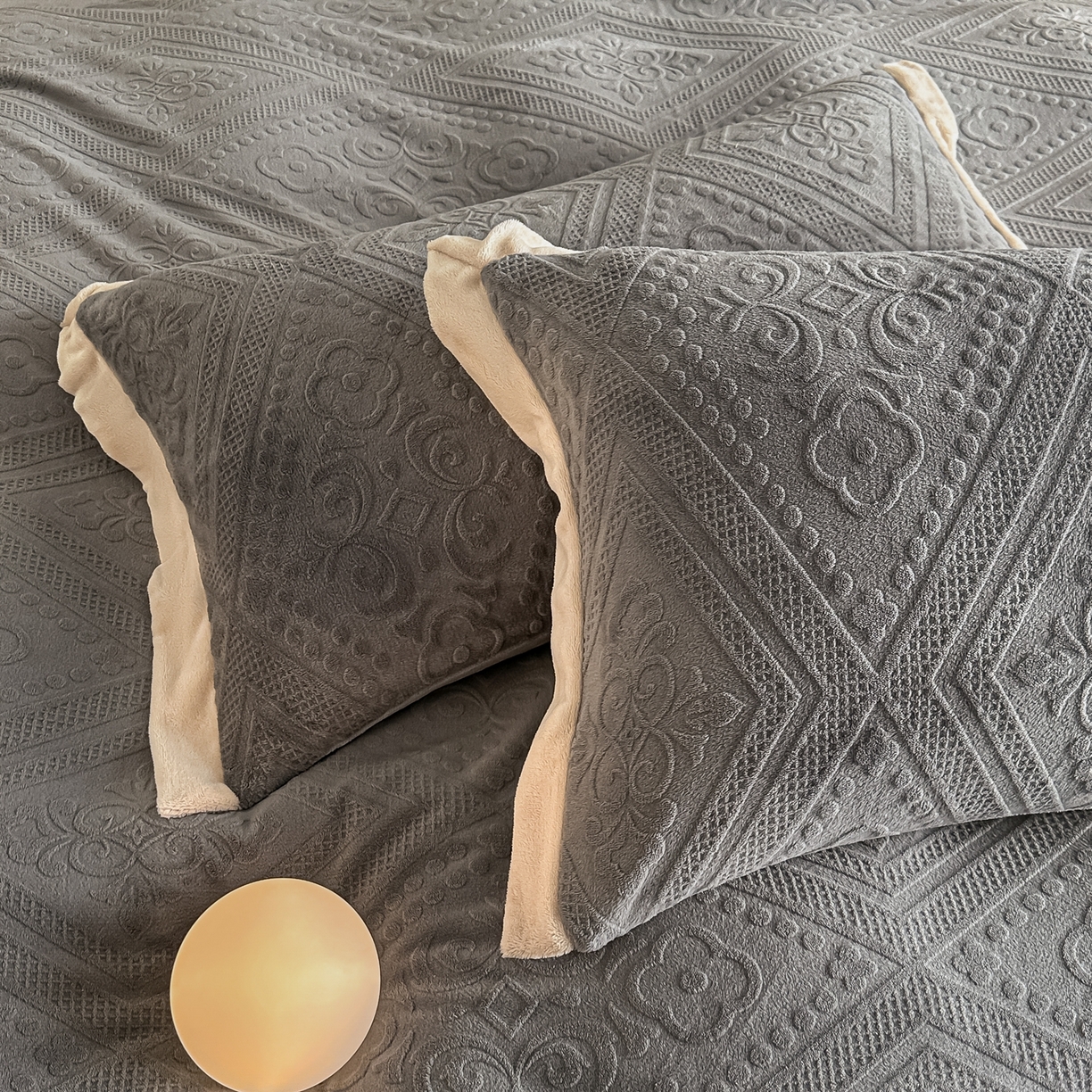 91家纺网 家纺一手货源 找家纺 亿梵家居  2025秋冬新款-拼角款A类全消光牛奶绒立体5D雕花绒四件套 欧菲亚-轻奢灰