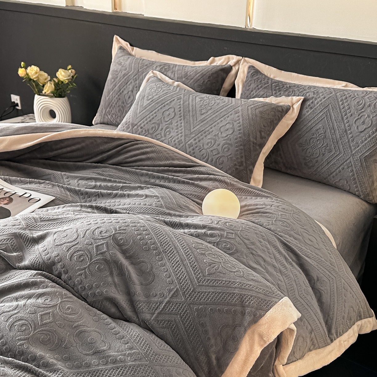 91家纺网 家纺一手货源 找家纺 亿梵家居  2025秋冬新款-拼角款A类全消光牛奶绒立体5D雕花绒四件套 欧菲亚-轻奢灰