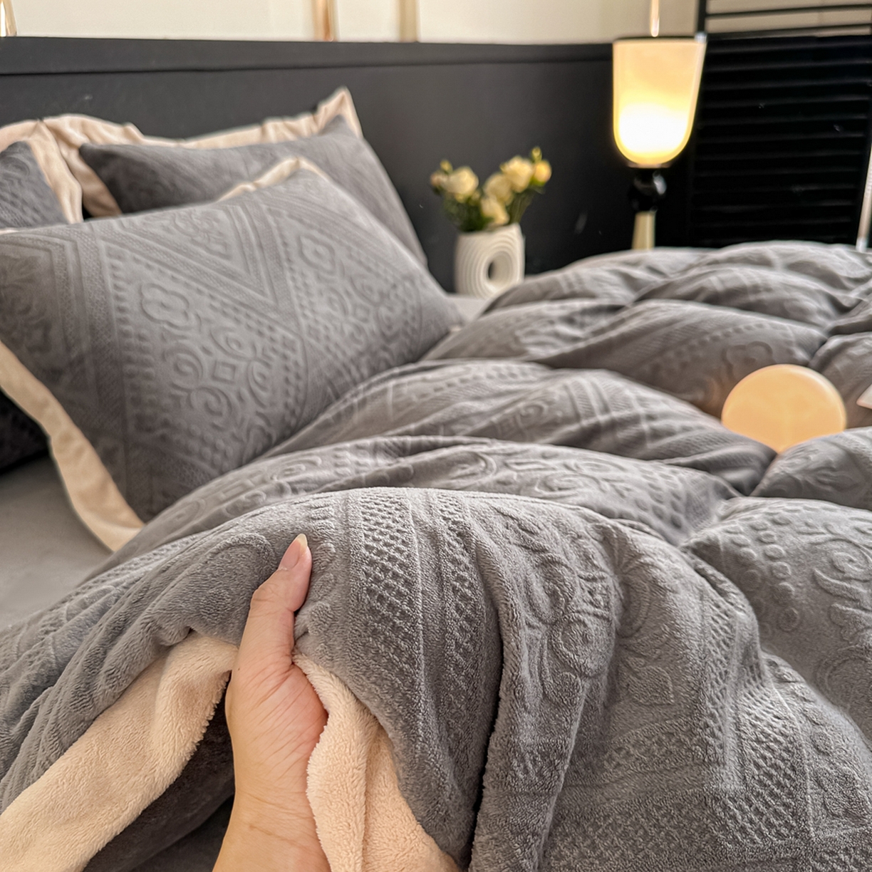 91家纺网 家纺一手货源 找家纺 亿梵家居  2025秋冬新款-拼角款A类全消光牛奶绒立体5D雕花绒四件套 欧菲亚-轻奢灰