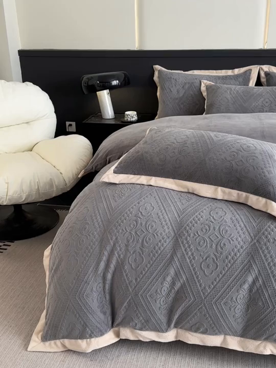 91家纺网 家纺一手货源 找家纺 亿梵家居  2025秋冬新款-拼角款A类全消光牛奶绒立体5D雕花绒四件套 欧菲亚-轻奢灰