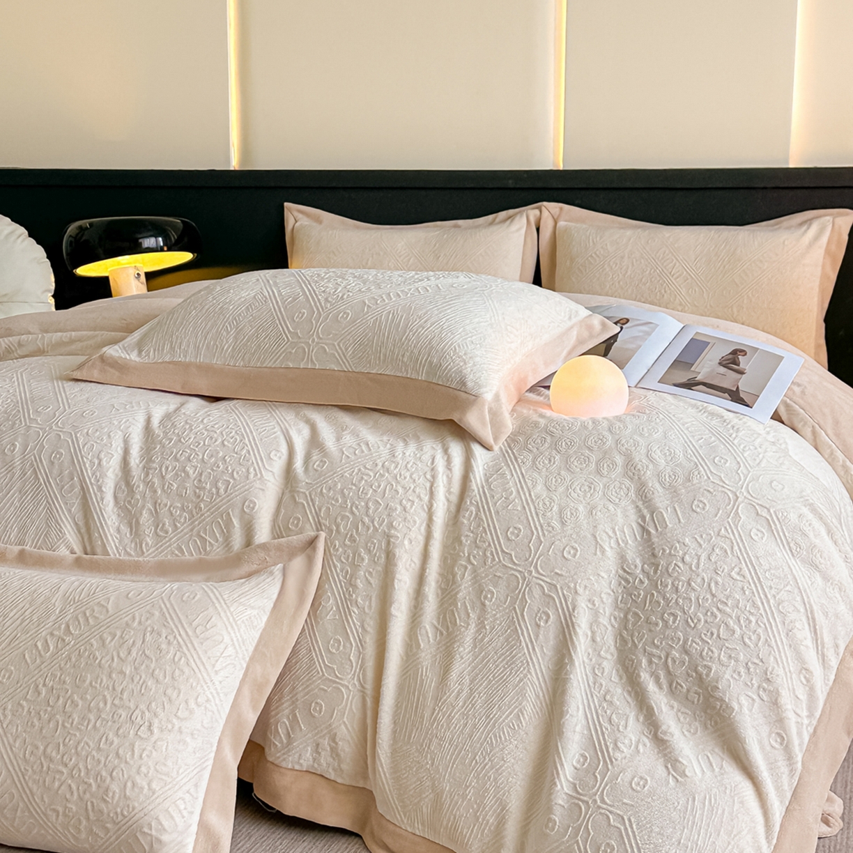 91家纺网 家纺一手货源 找家纺 亿梵家居  2025秋冬新款-拼角款A类全消光牛奶绒立体5D雕花绒四件套 图兰朵-奶油白