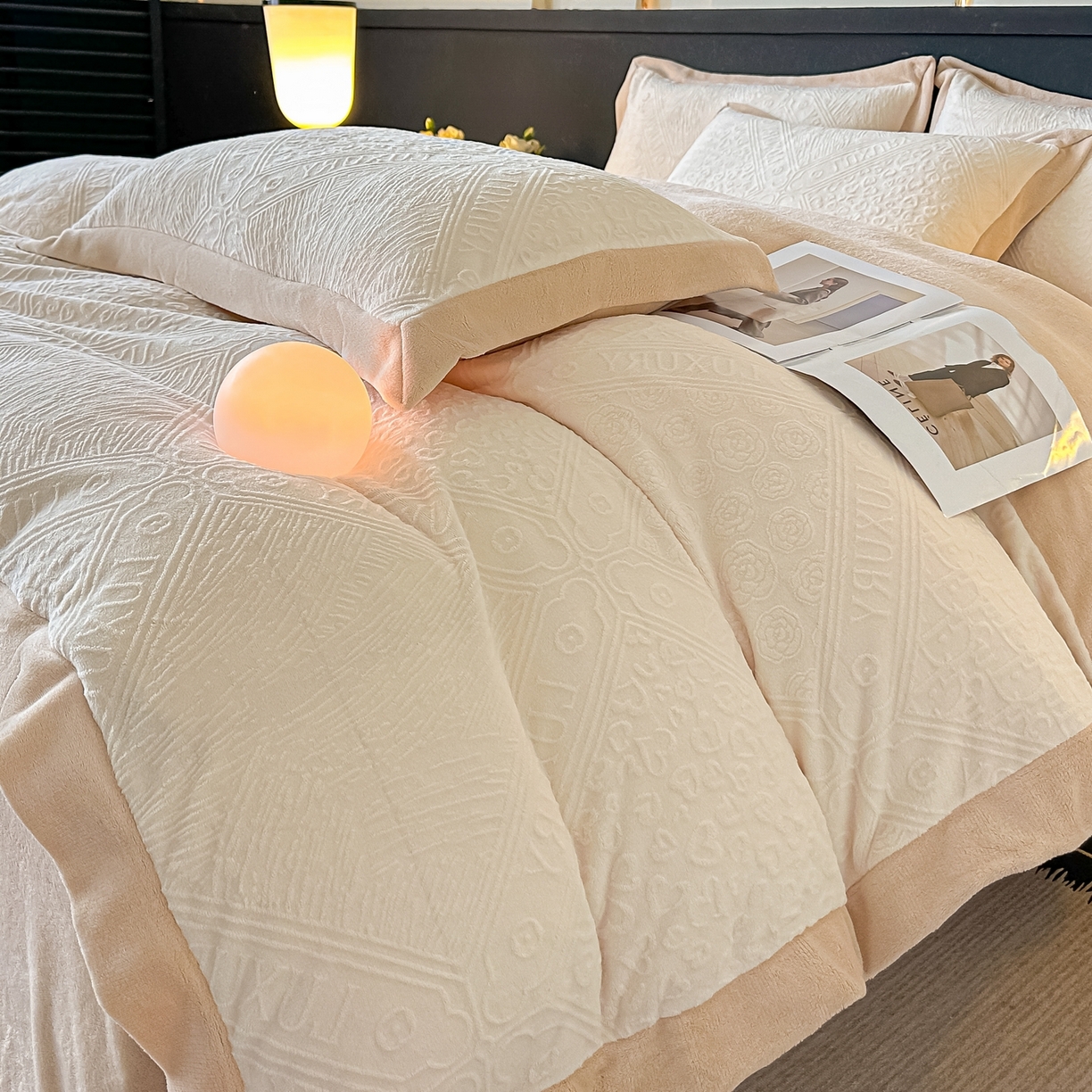 91家纺网 家纺一手货源 找家纺 亿梵家居  2025秋冬新款-拼角款A类全消光牛奶绒立体5D雕花绒四件套 图兰朵-奶油白