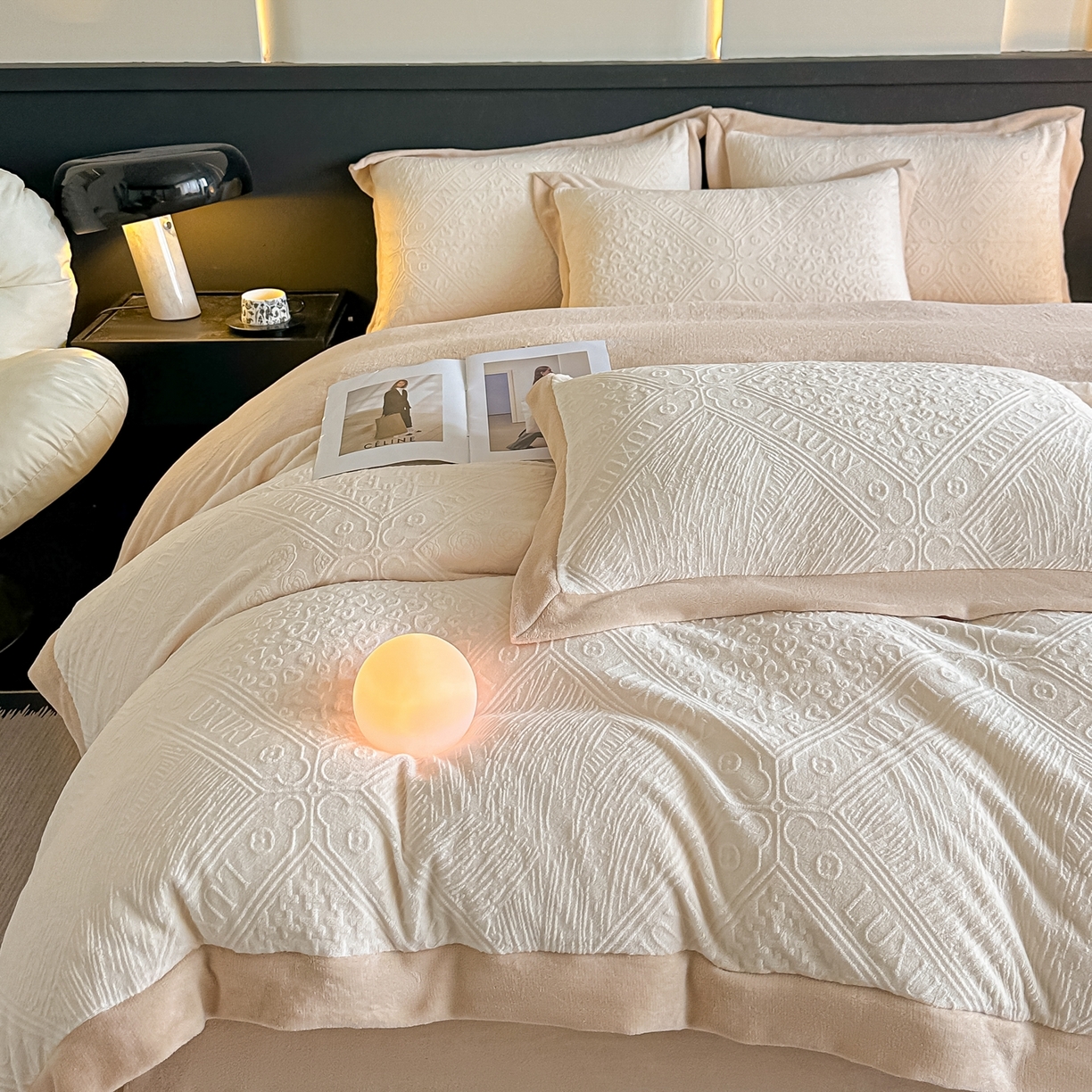 91家纺网 家纺一手货源 找家纺 亿梵家居  2025秋冬新款-拼角款A类全消光牛奶绒立体5D雕花绒四件套 图兰朵-奶油白