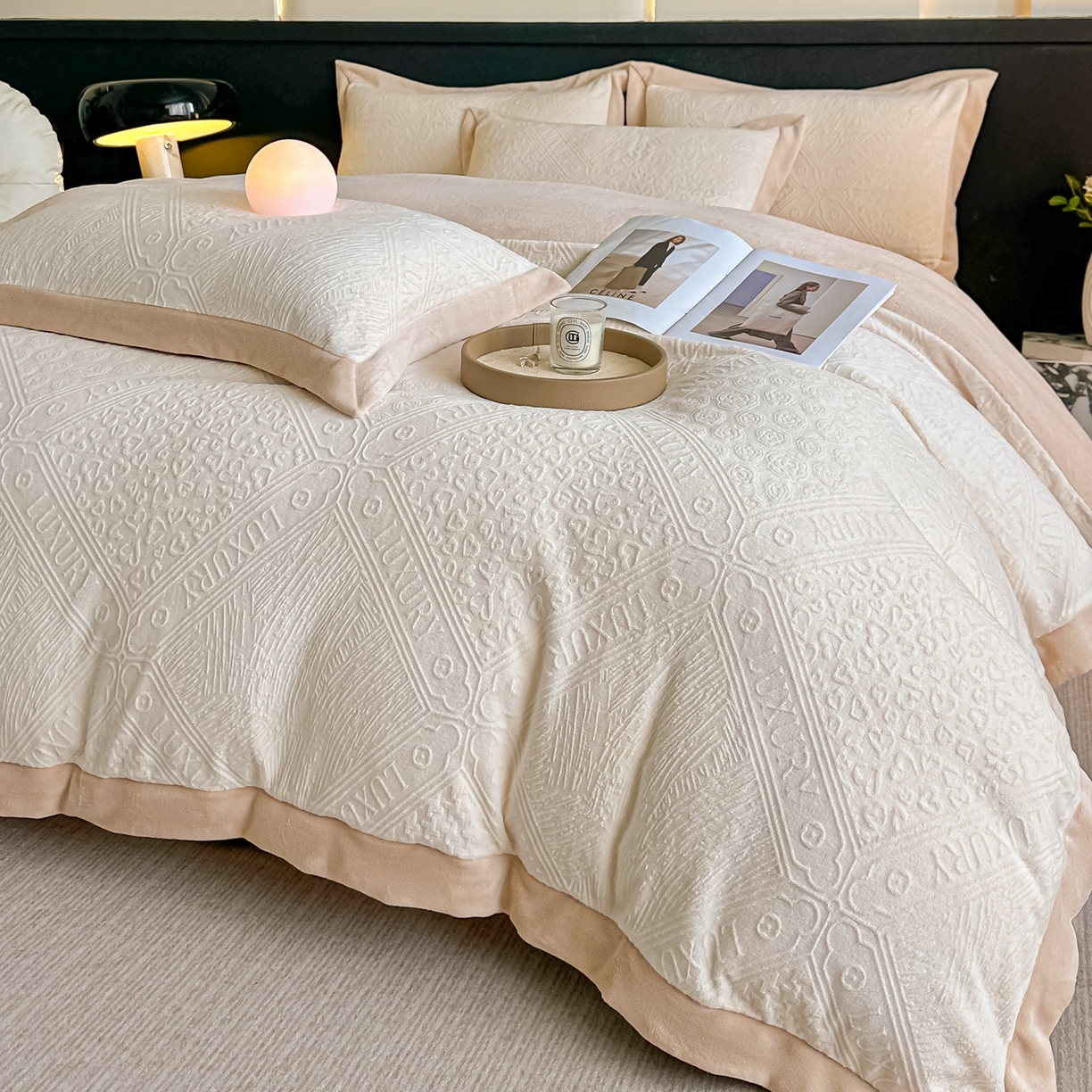 91家纺网 家纺一手货源 找家纺 亿梵家居  2025秋冬新款-拼角款A类全消光牛奶绒立体5D雕花绒四件套 图兰朵-奶油白