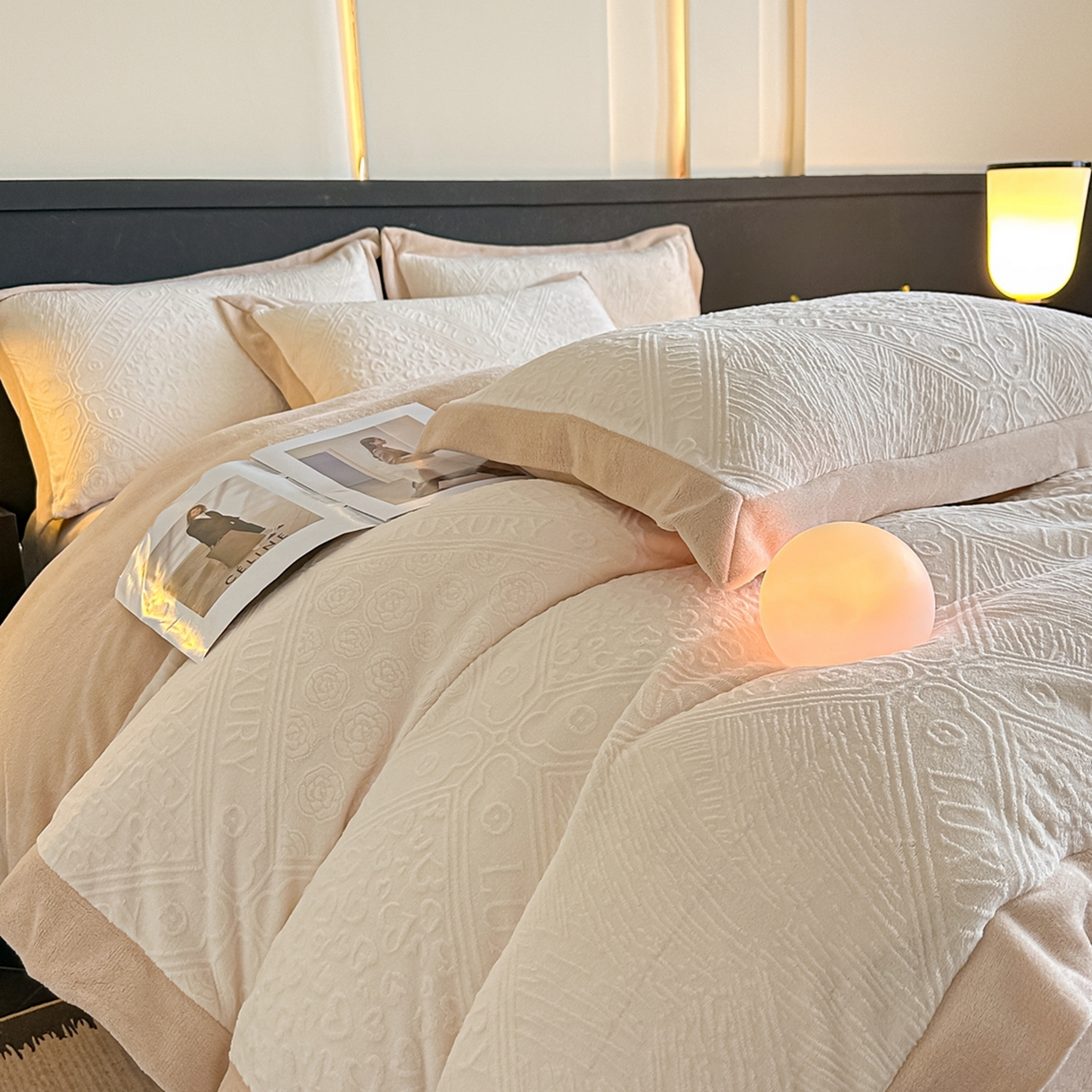 91家纺网 家纺一手货源 找家纺 亿梵家居  2025秋冬新款-拼角款A类全消光牛奶绒立体5D雕花绒四件套 图兰朵-奶油白