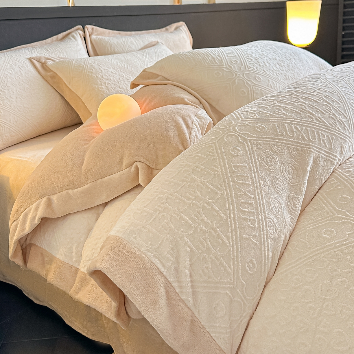 亿梵家居  2025秋冬新款-拼角款A类全消光牛奶绒立体5D雕花绒四件套 图兰朵-奶油白